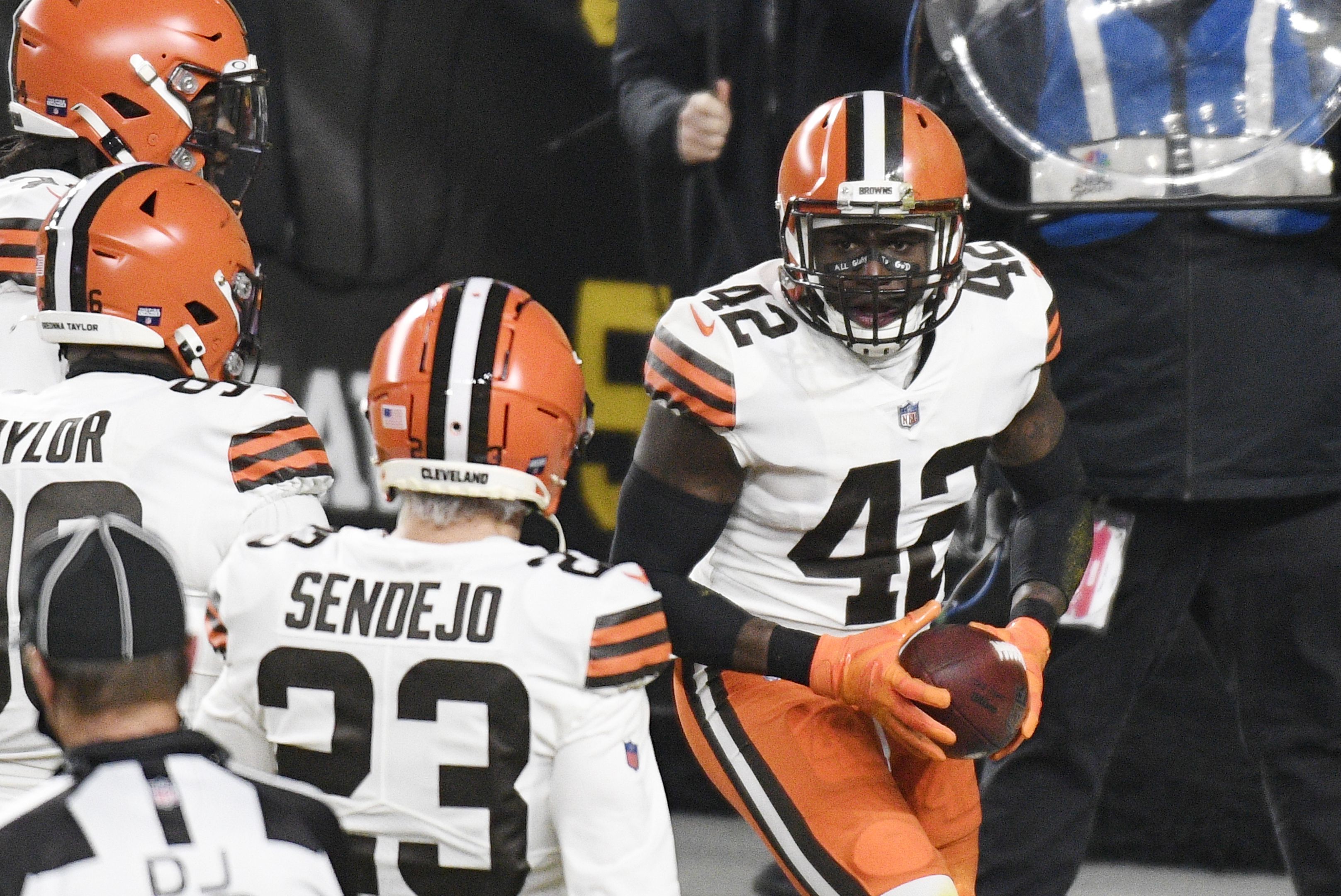 Browns win first playoff game since 1995 with 48-37 triumph over