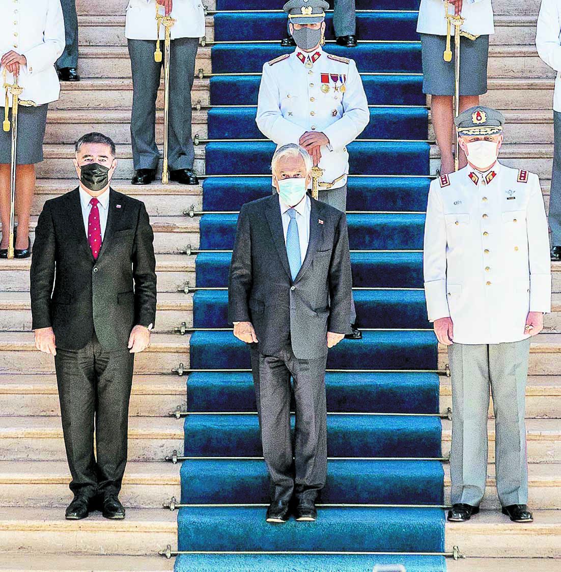 Desbordes estuvo ayer con Piñera en la ceremonia de graduación de la Escuela Militar.