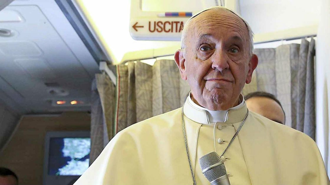 El papa Francisco en el avión camino a Chile