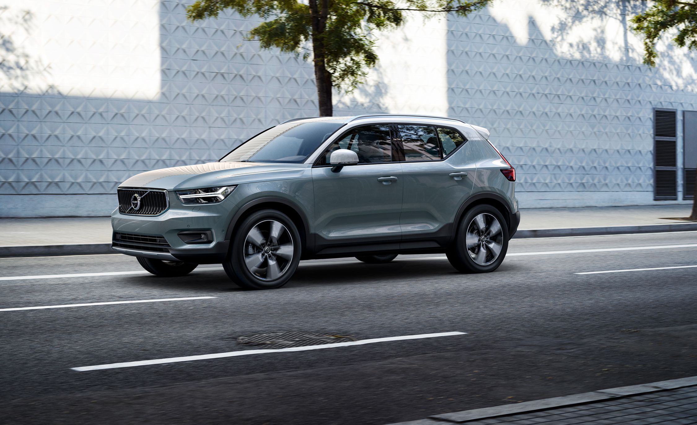 2019-volvo-xc40-photos-and-info-news-car-and-driver-photo-690991-s-original.jpg