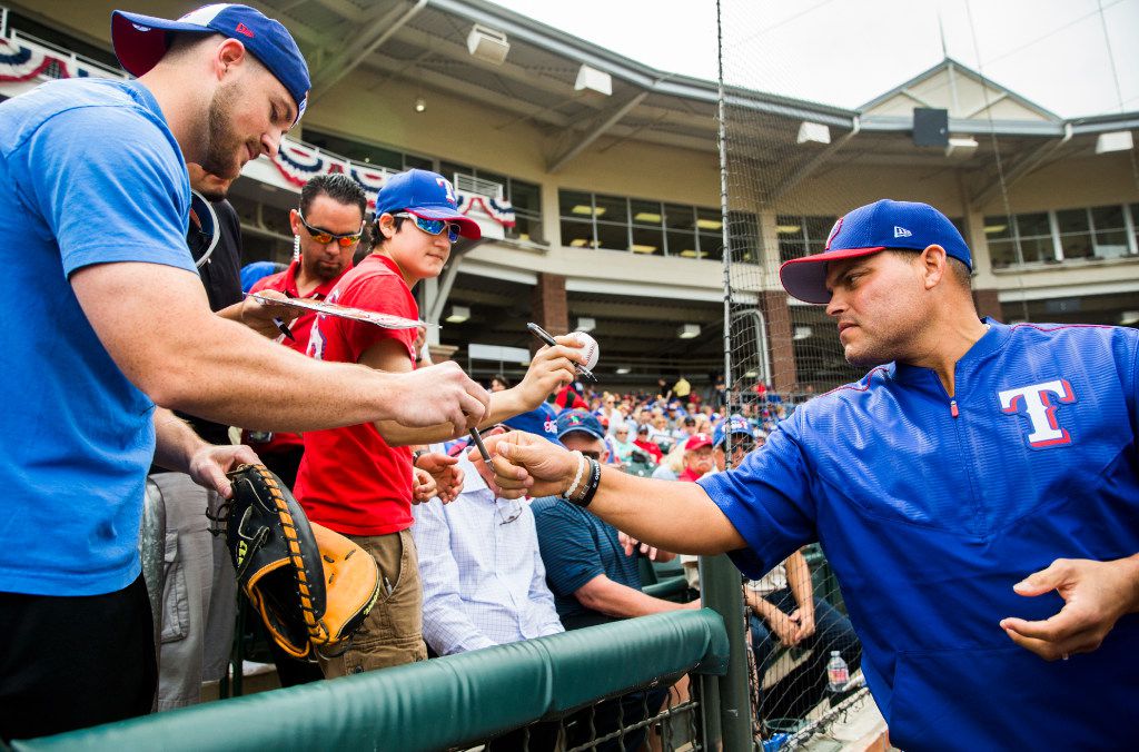 Texas Rangers History Today: Pudge Inducted Into Franchise Hall Of