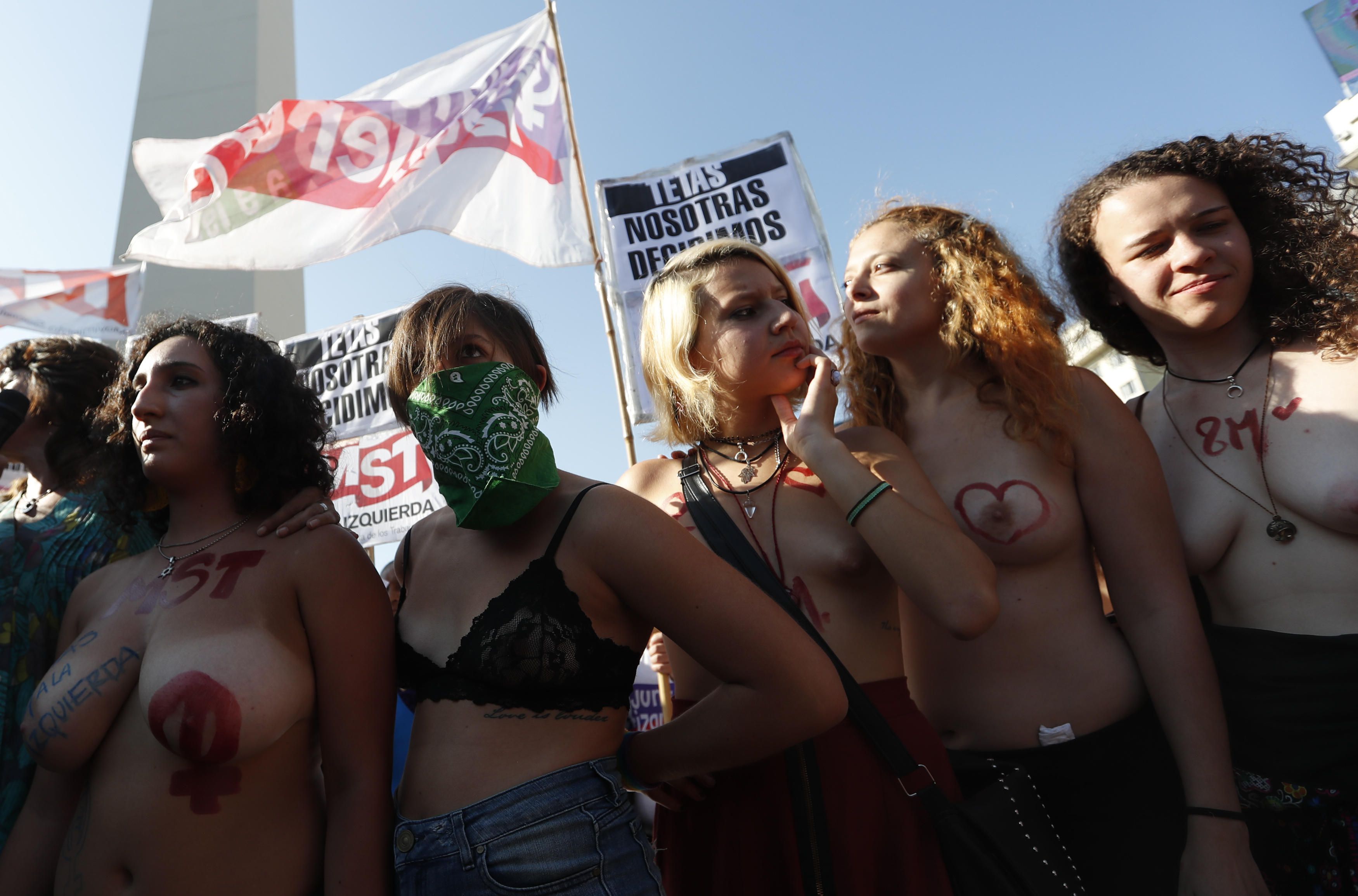 El topless: ¿Qué ocurre en el mundo con esta controvertida práctica? - La  Tercera