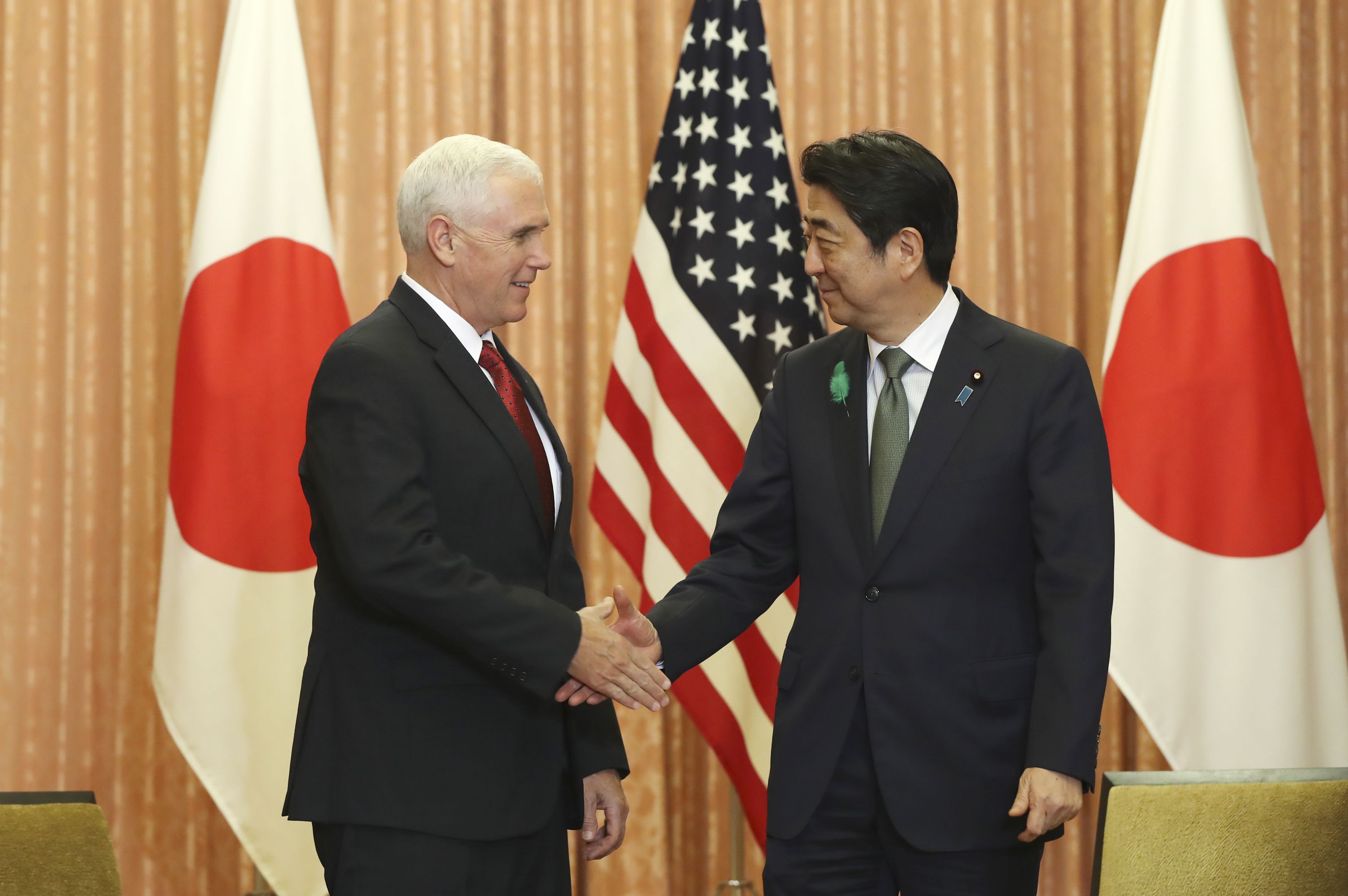 Mike Pence y Shinzo Abe