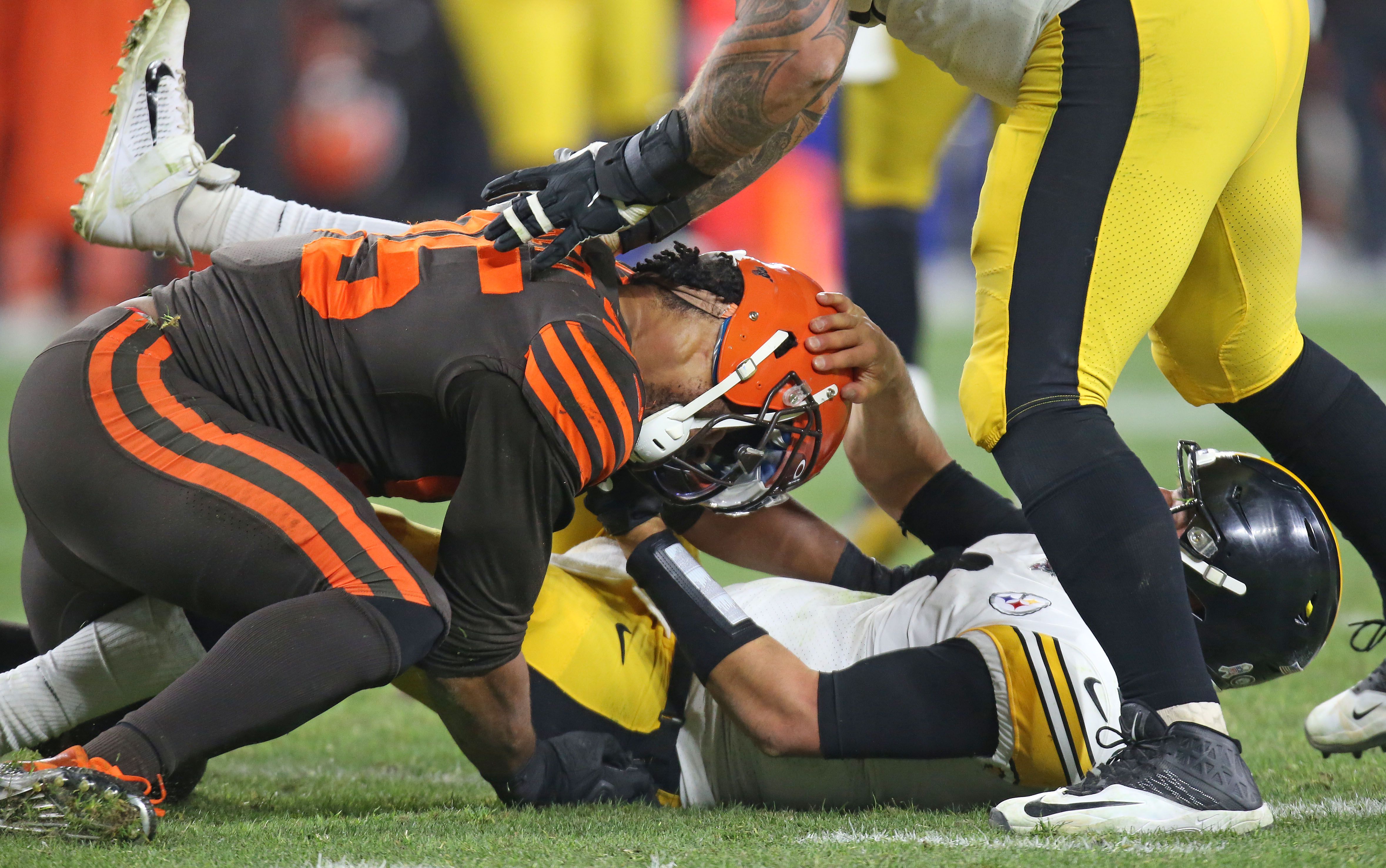 WATCH: Myles Garrett loses cool, hits Steelers QB with helmet in brawl –  The Denver Post