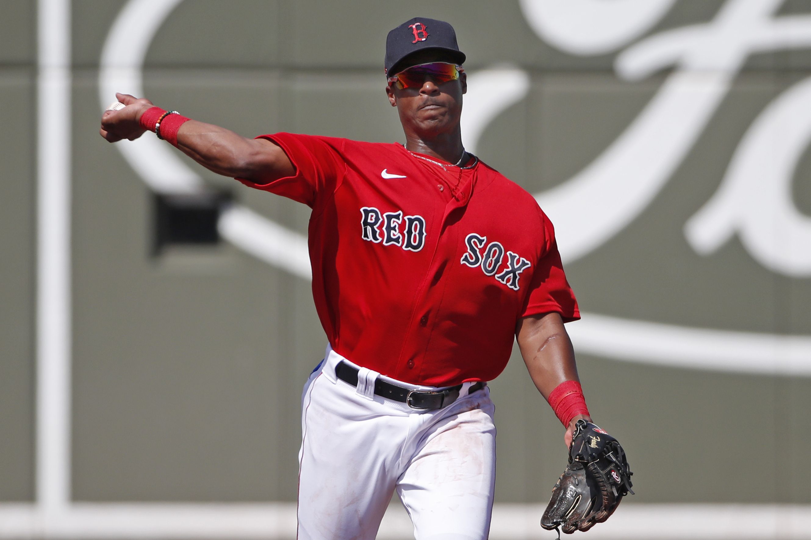 Red Sox strand a dozen base runners in narrow setback to White Sox