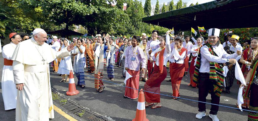 pope-francis-arrives-at-yangon-internationa-39980840