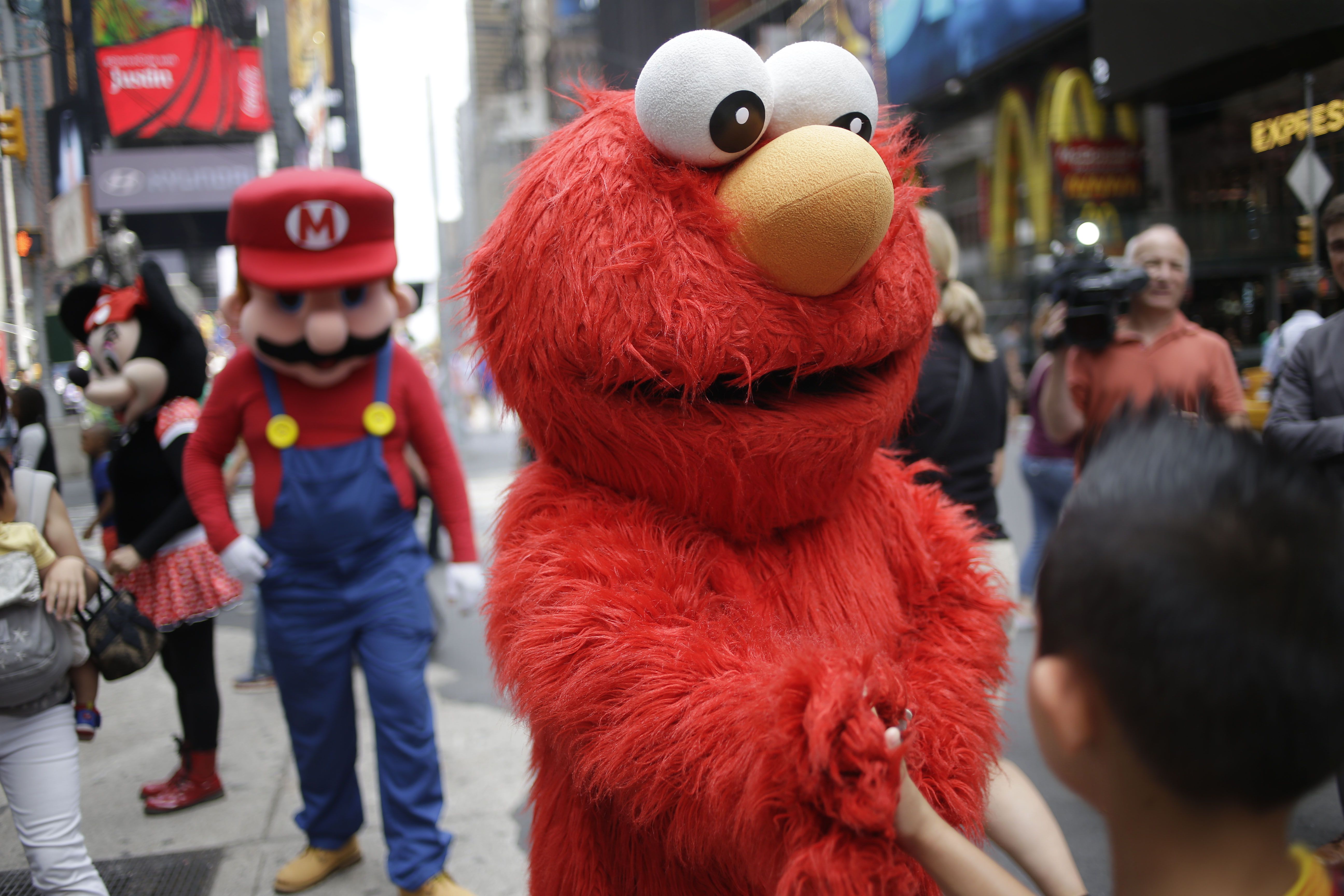 bænk Tilgængelig Svin Man dressed as Elmo arrested for allegedly groping 14-year-old girl in NYC  - syracuse.com