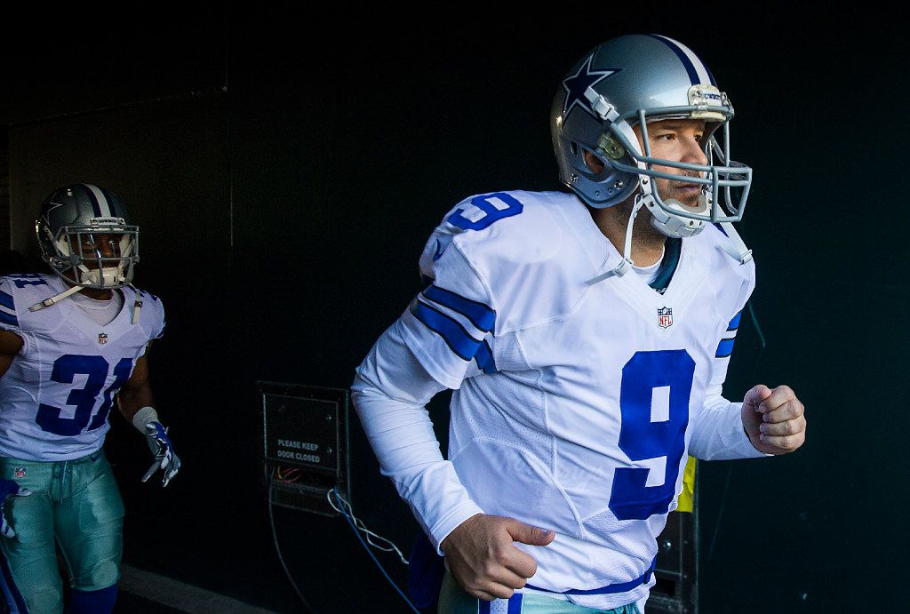 Dallas Cowboys' Tony Romo during the team's NFL football training camp in  San Antonio, Wednesday, Aug. 5, 2009. (AP Photo/Eric Gay Stock Photo - Alamy