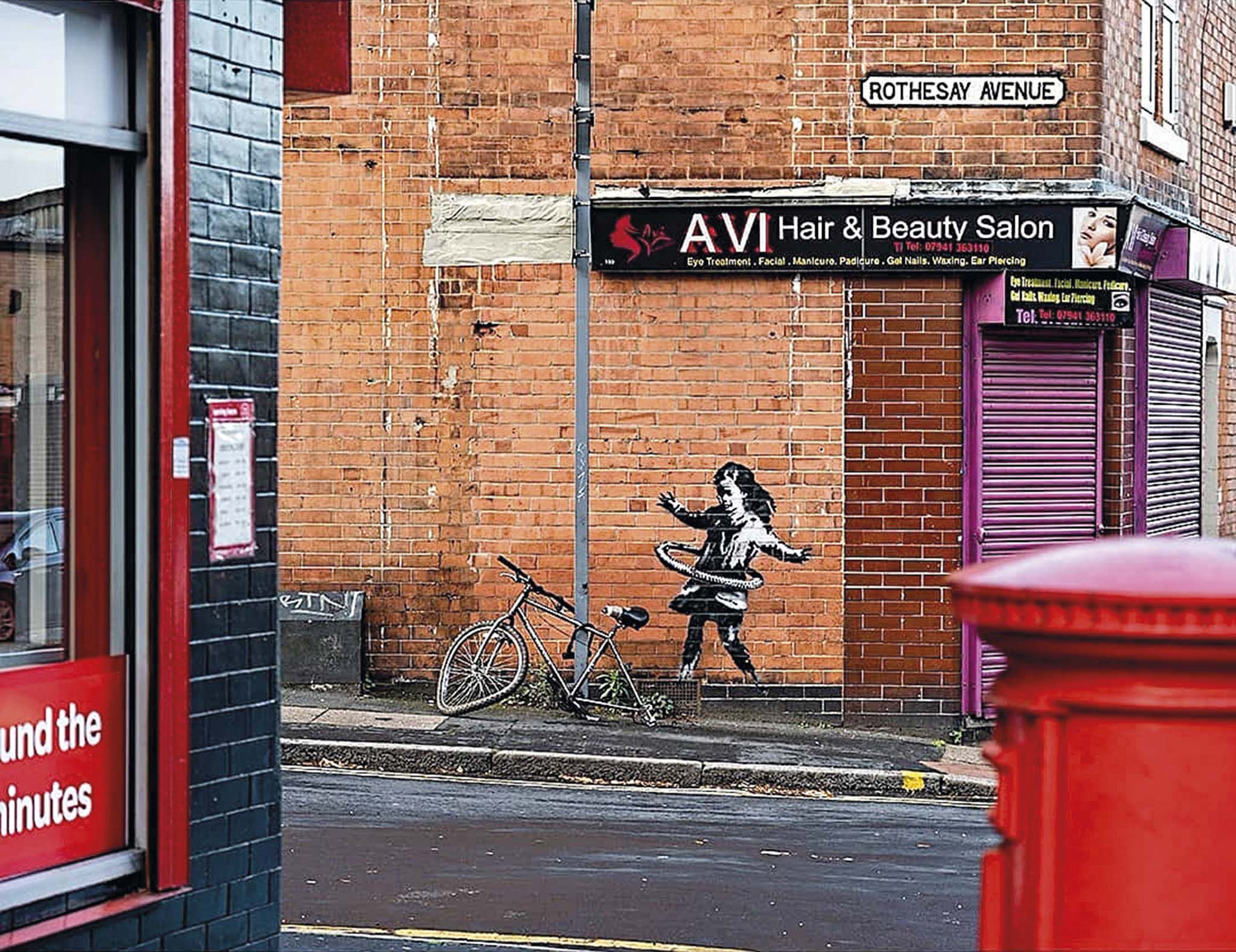 Banksy en una peluquería en Nottingham, Inglaterra.