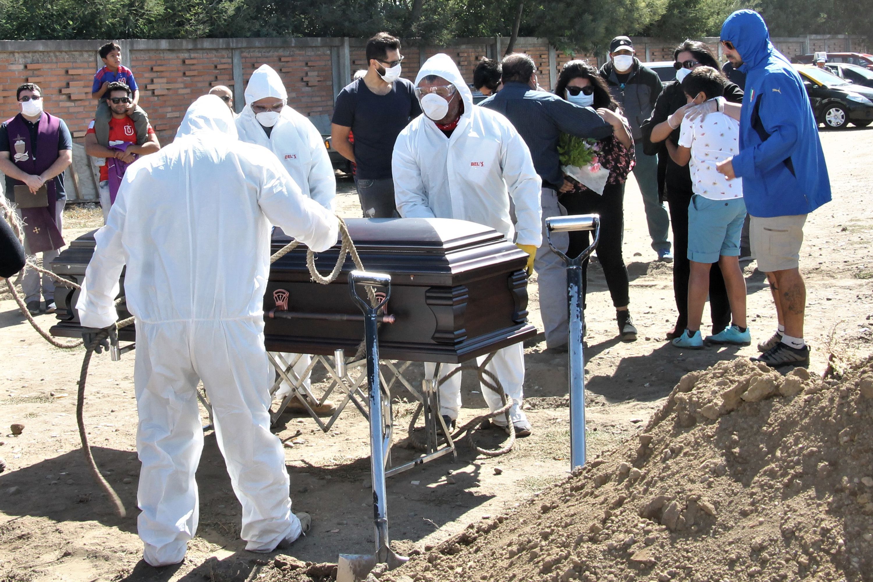 Johnny Herrera asiste a funeral de su madre