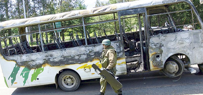 El bus que fue objeto del ataque de los desconocidos, en Ercilla.