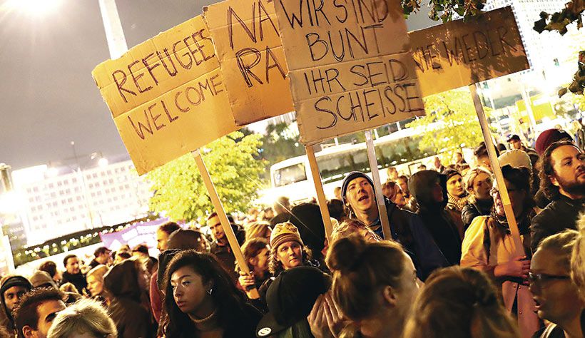 Manifestantes protestan tras los resultados fuera del edificio donde se reúne la AfD, ayer, en Berlín.