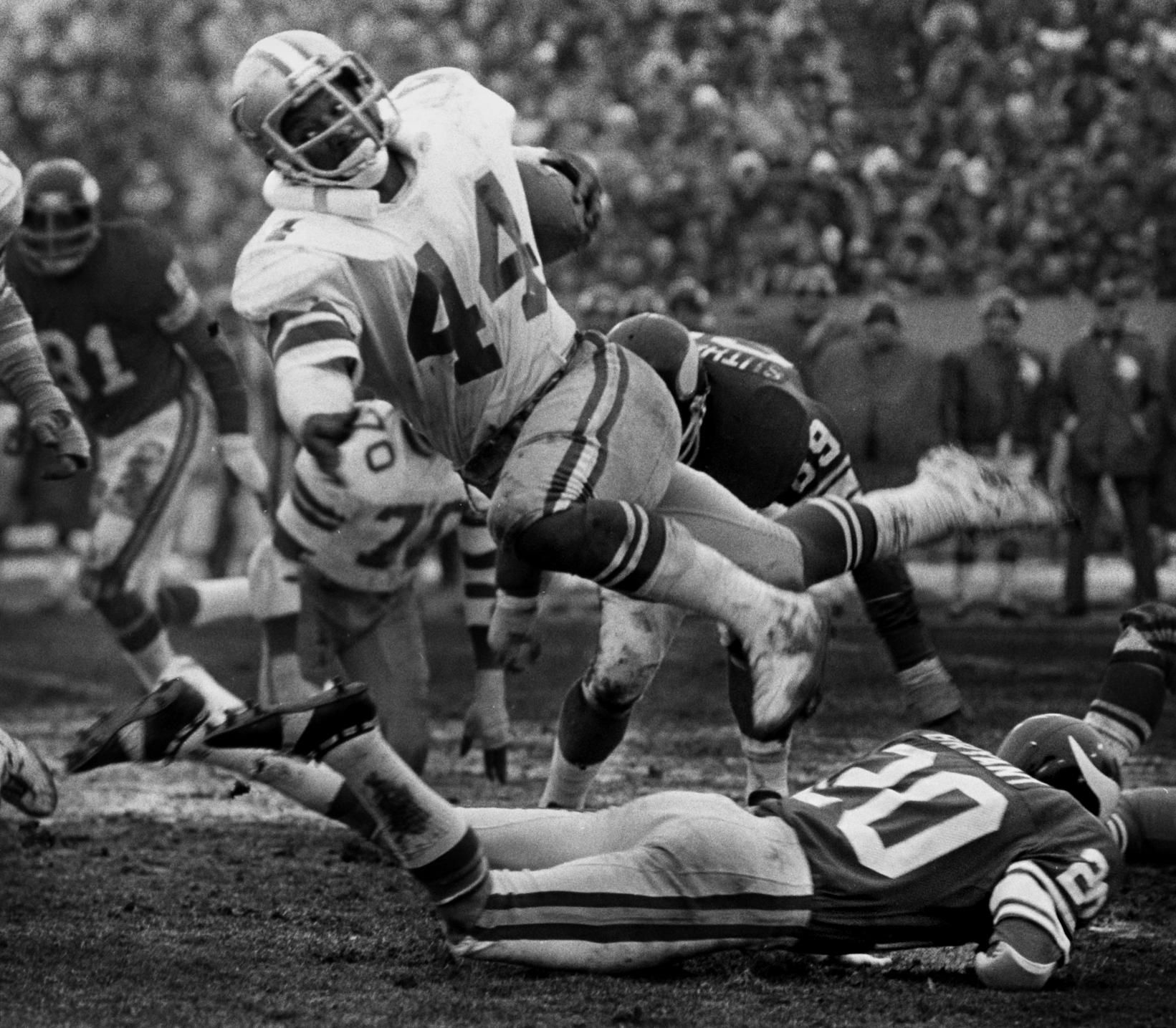 Robert Newhouse right, of the Dallas Cowboys shakes hands with