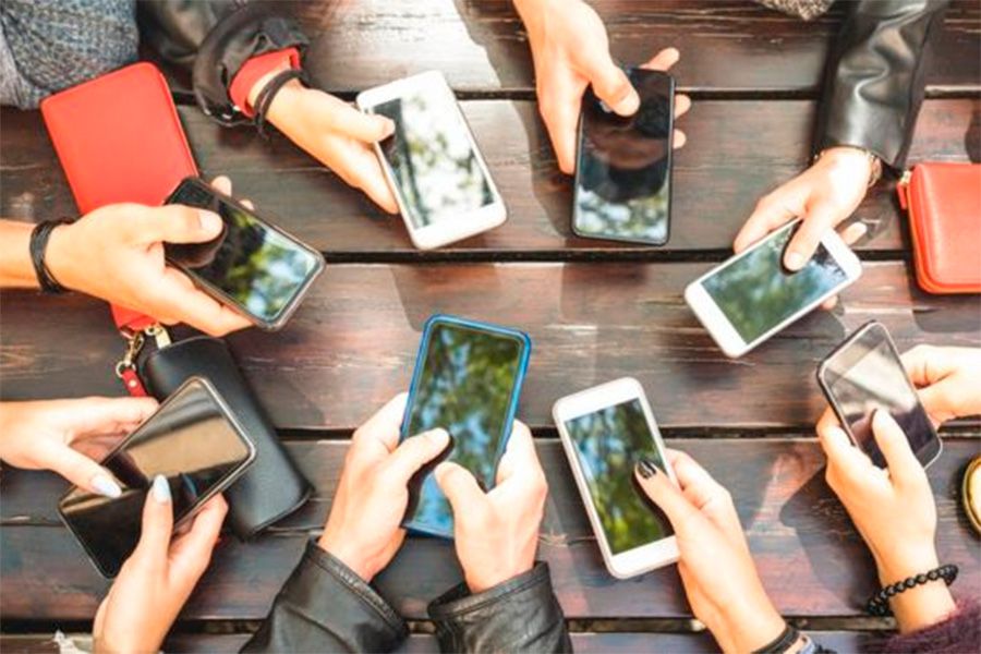 Un celular para cada generación: Así interactuamos día a día con nuestros teléfonos  móviles - La Tercera