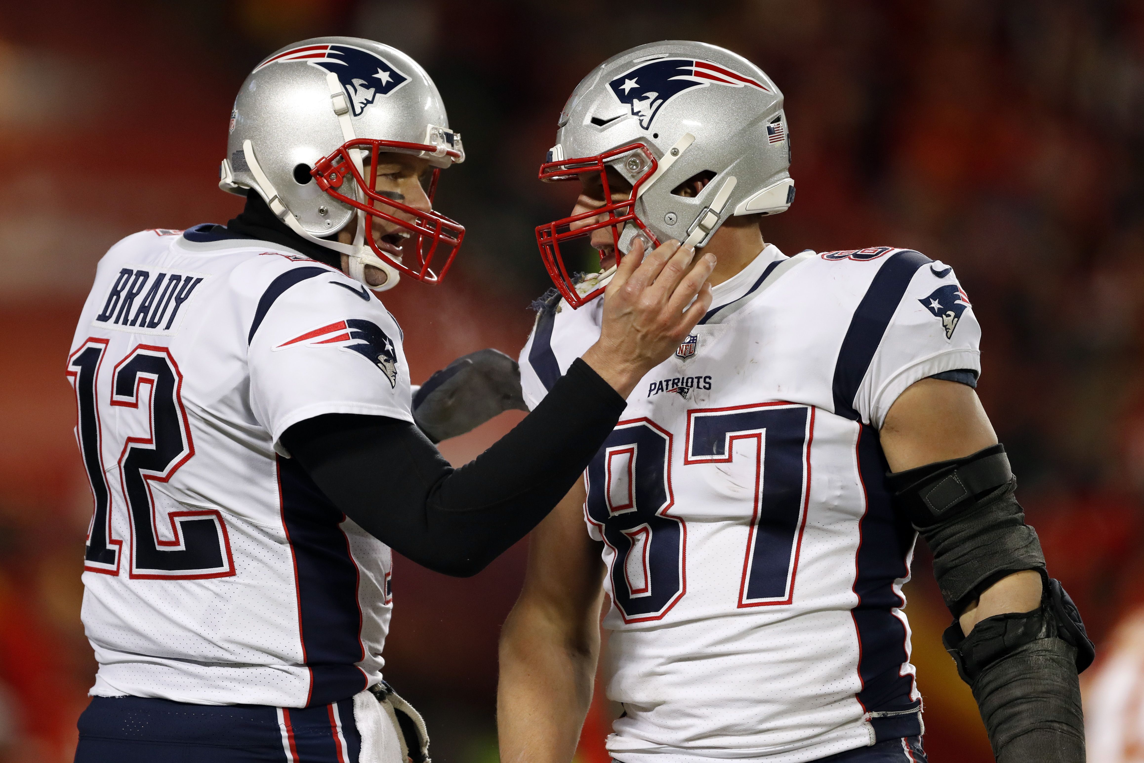 Rob Gronkowski, Tom Brady reunite with Tampa Bay Buccaneers