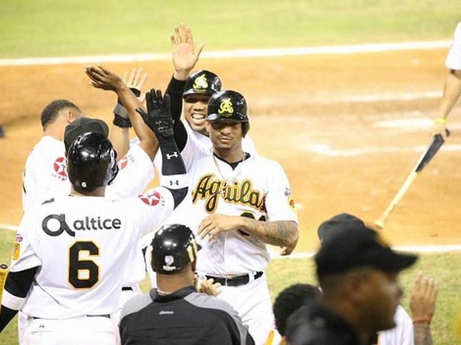 Christian Bethancourt de Águilas Cibaeñas de Republica Dominicana en su  turno al bat del cuarto inning, durante el partido de beisbol de la Serie  del Stock Photo - Alamy