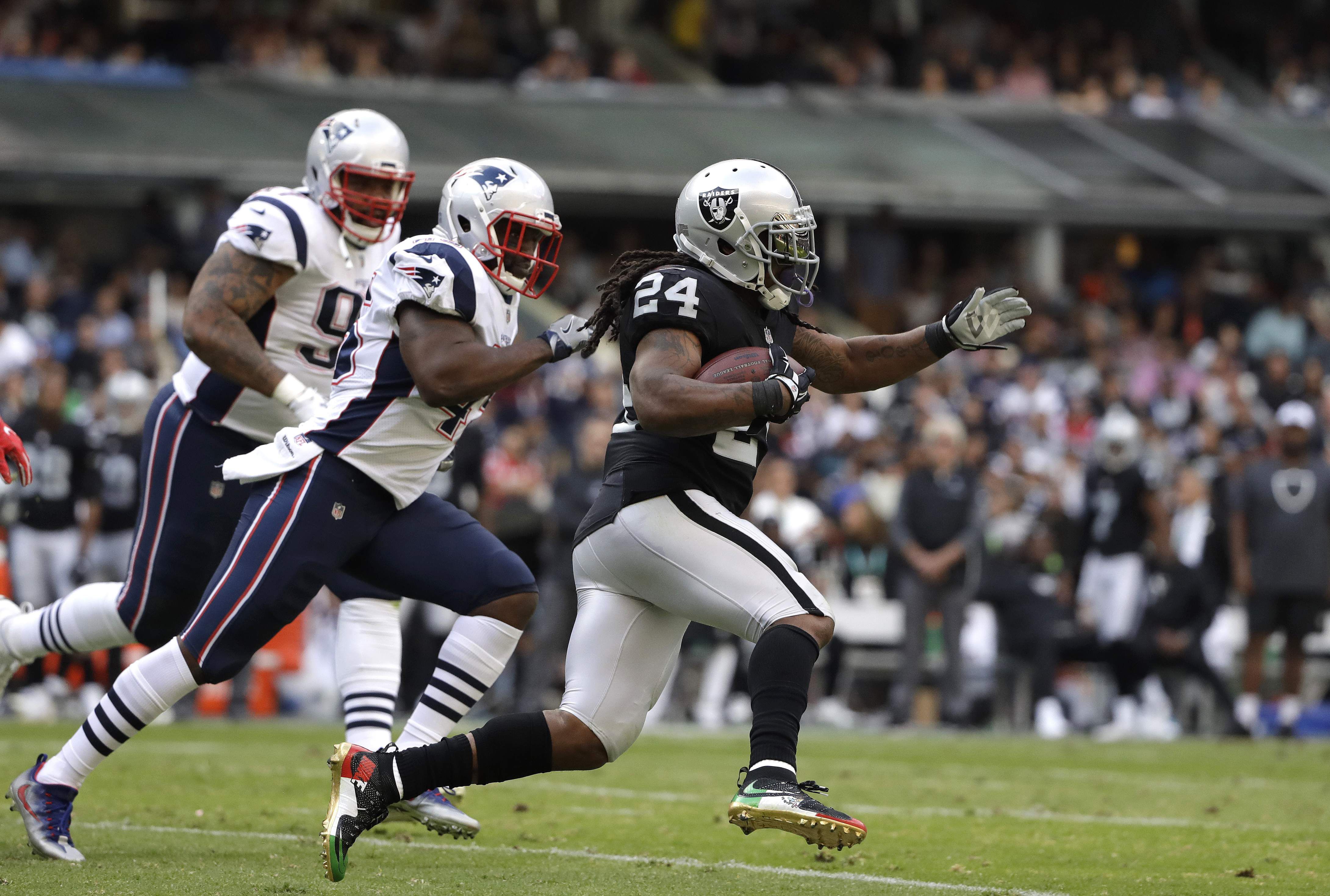 Marshawn Lynch shows up to Raiders game in 'Everybody vs. Trump' T-shirt