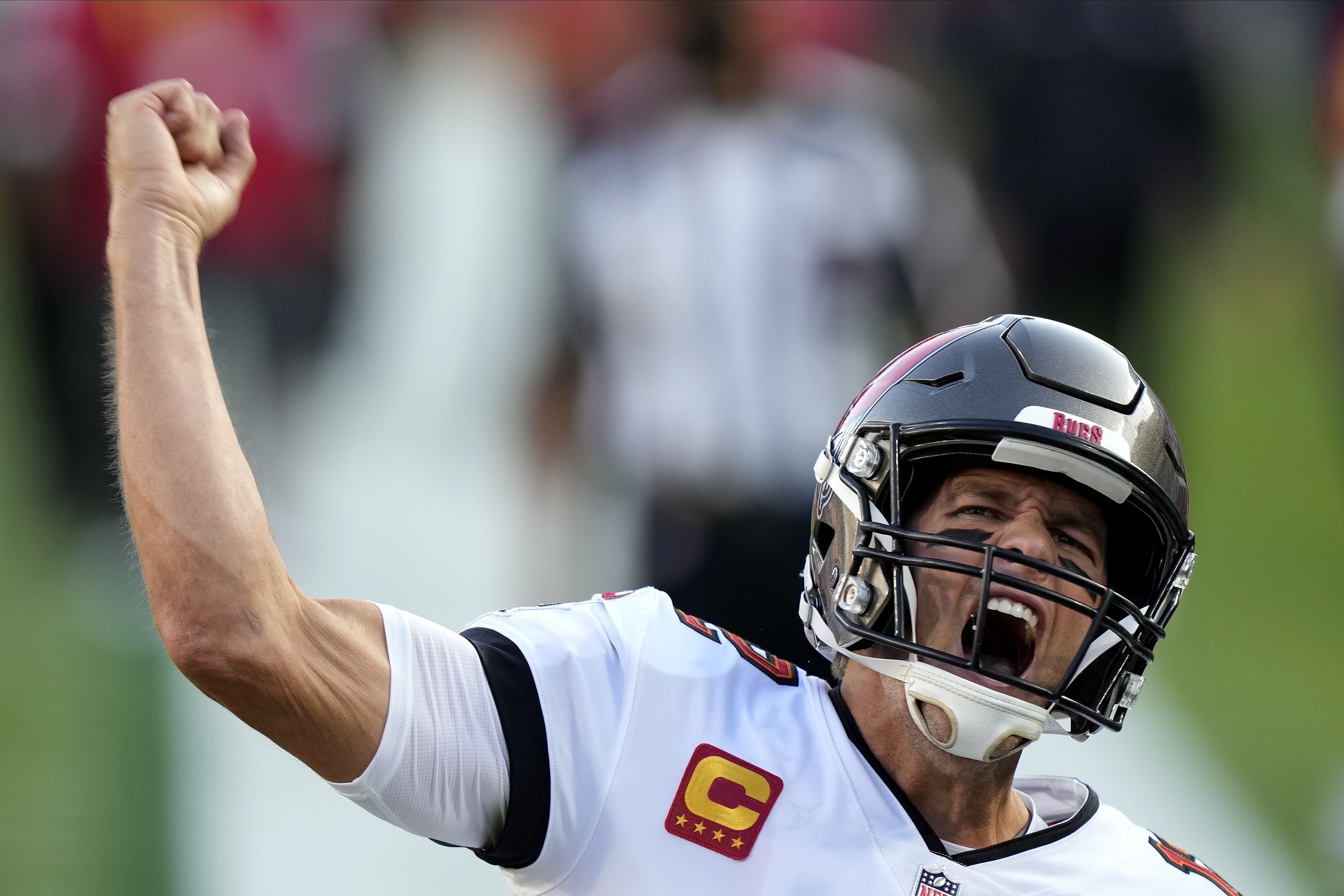 First look of Tom Brady in Buccaneers jersey is strange