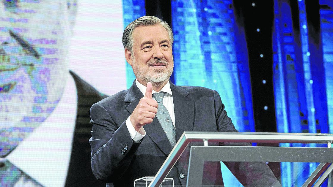 Chilean presidential candidate Alejandro Guillier poses for the press