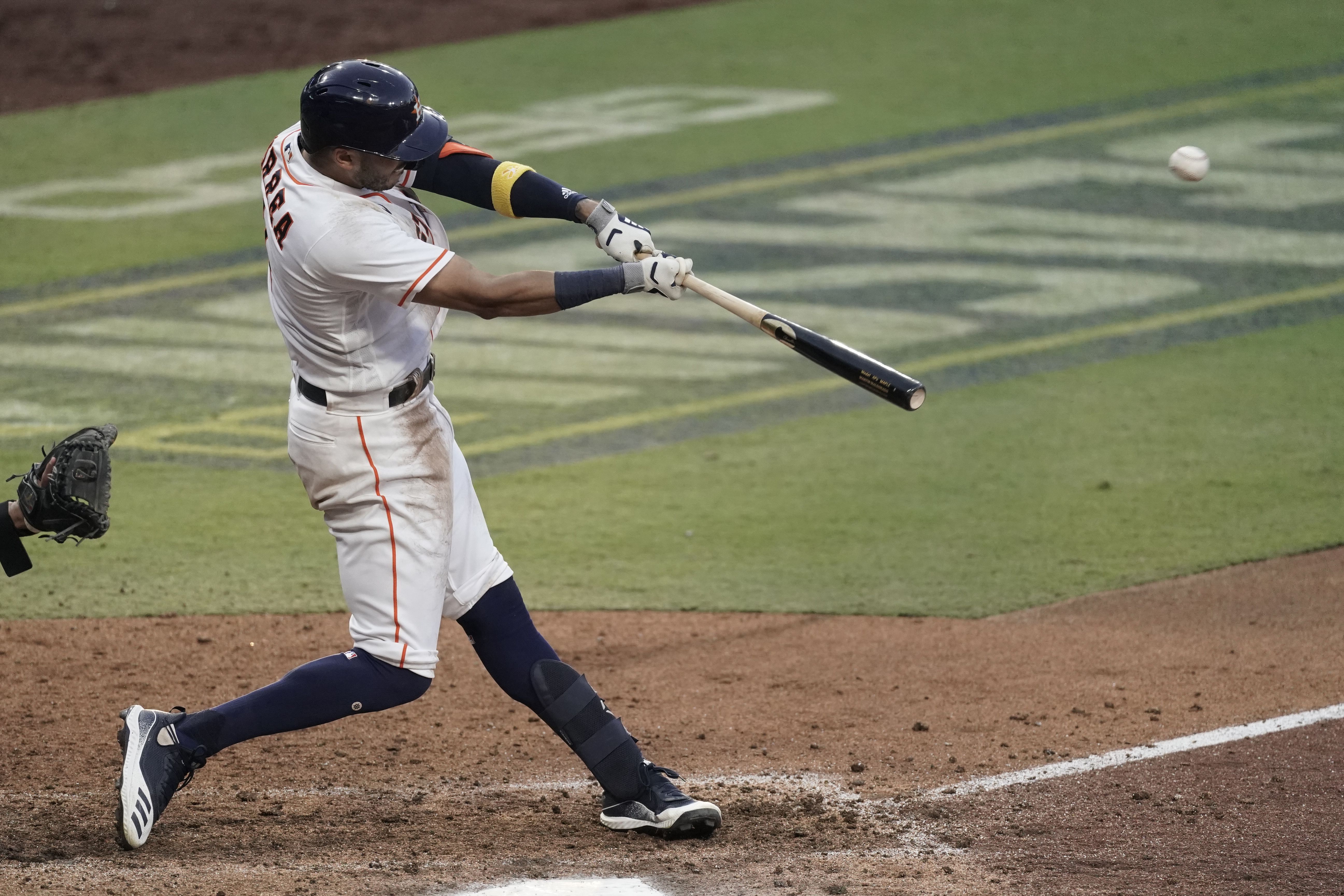 Carlos Correa hits walkoff homer to keep Houston Astros alive in