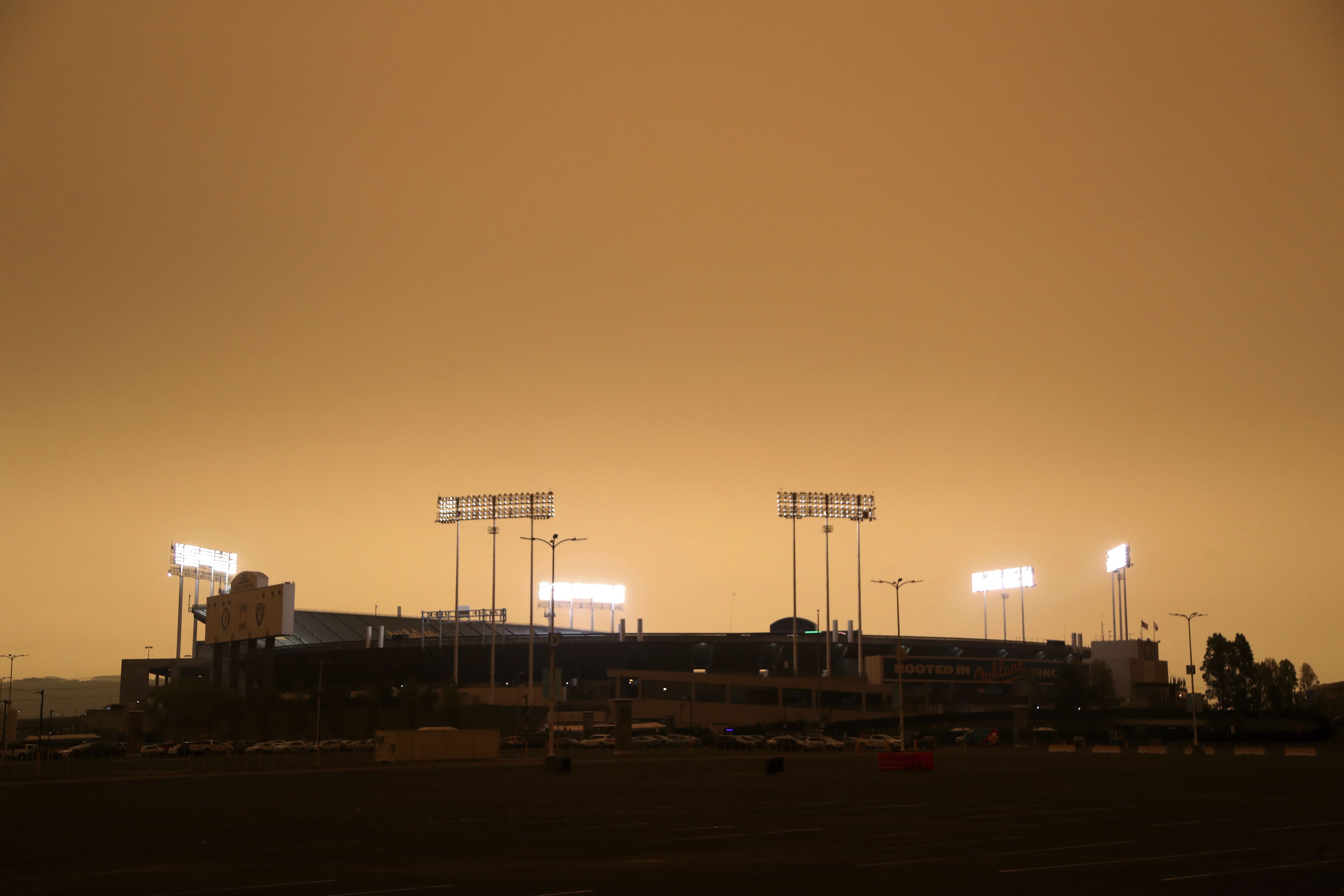 Smoke from nearby wildfires creates eerie baseball scene at Oracle Park -  The Boston Globe