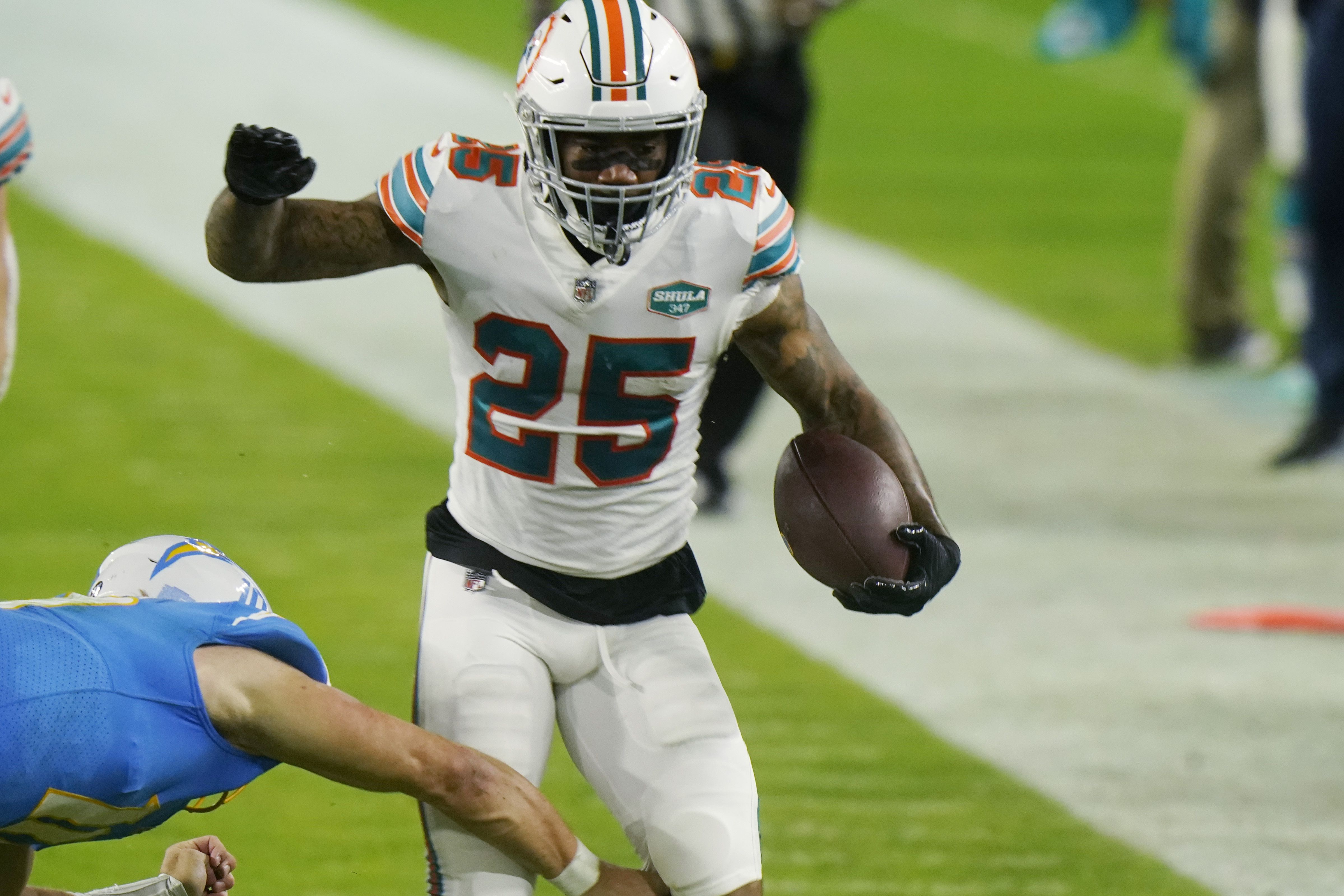 Dolphins earn 5th straight win by beating Chargers 29-21, Needham playing  role on defense – KTSM 9 News