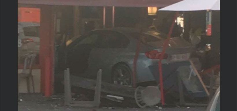 auto en pizzería