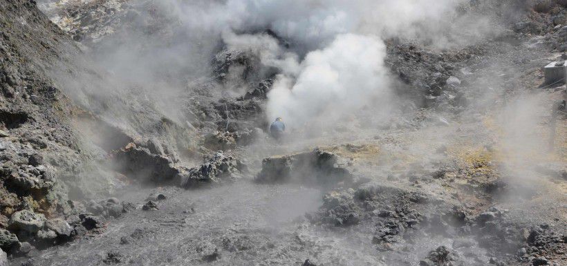 El Campi Flegrei expulsa emisiones sulforosas. Foto: AFP