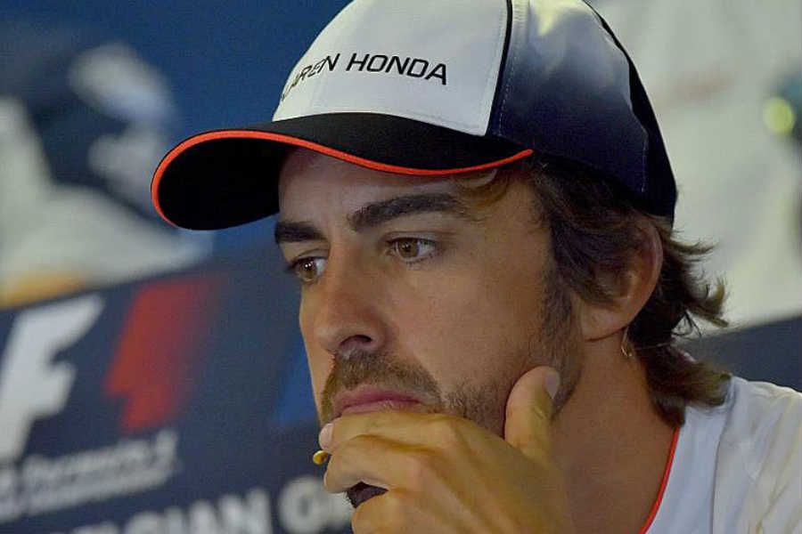 Fernando Alonso fue atropellado por un coche mientras entrenaba en bicicleta