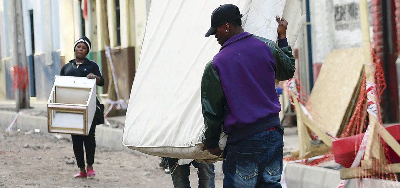 Últimas siete familias desalojadas ayer desde terreno municipal en Santiago.