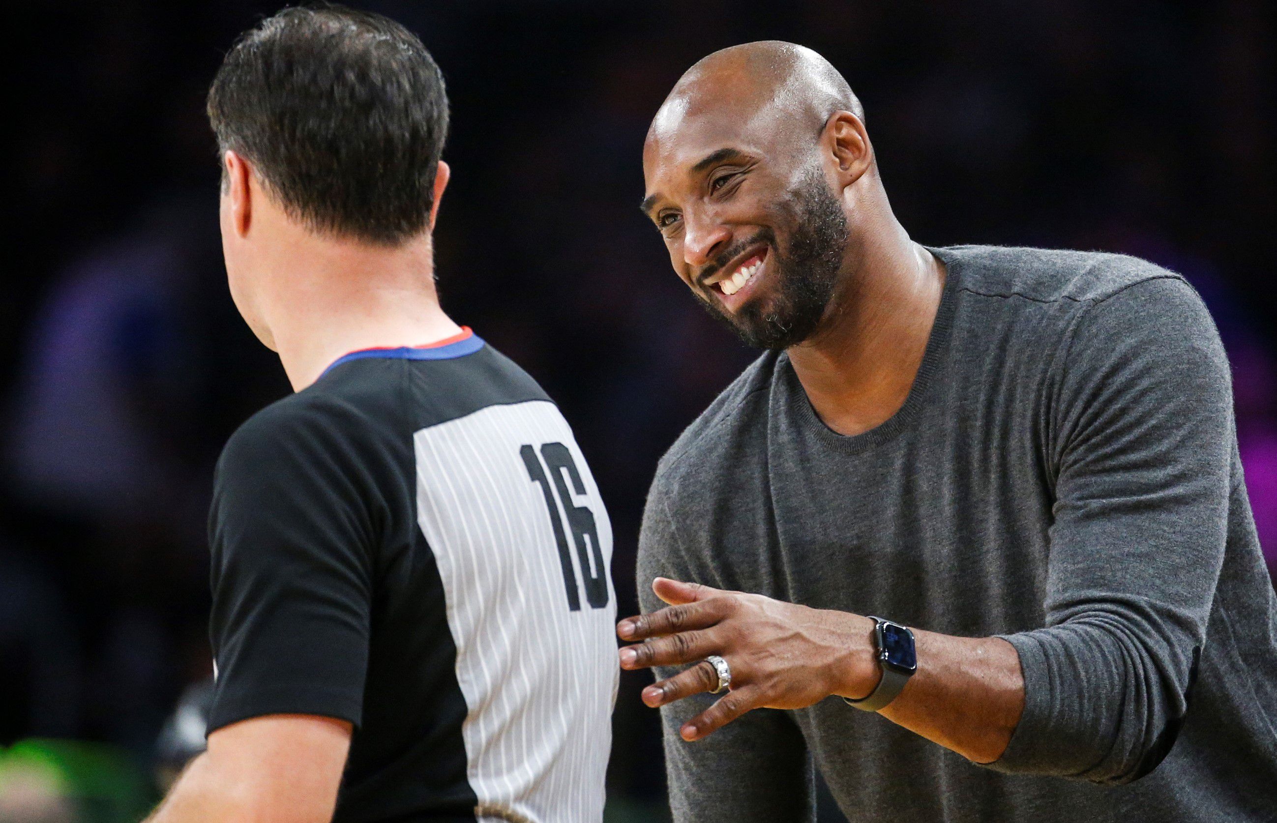 LeBron James attends Lakers training session with a t-shirt of Kobe and  Gianna