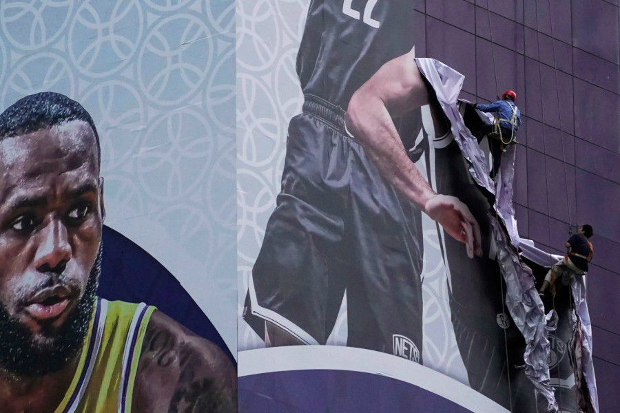 Worker remove a banner (3610601)