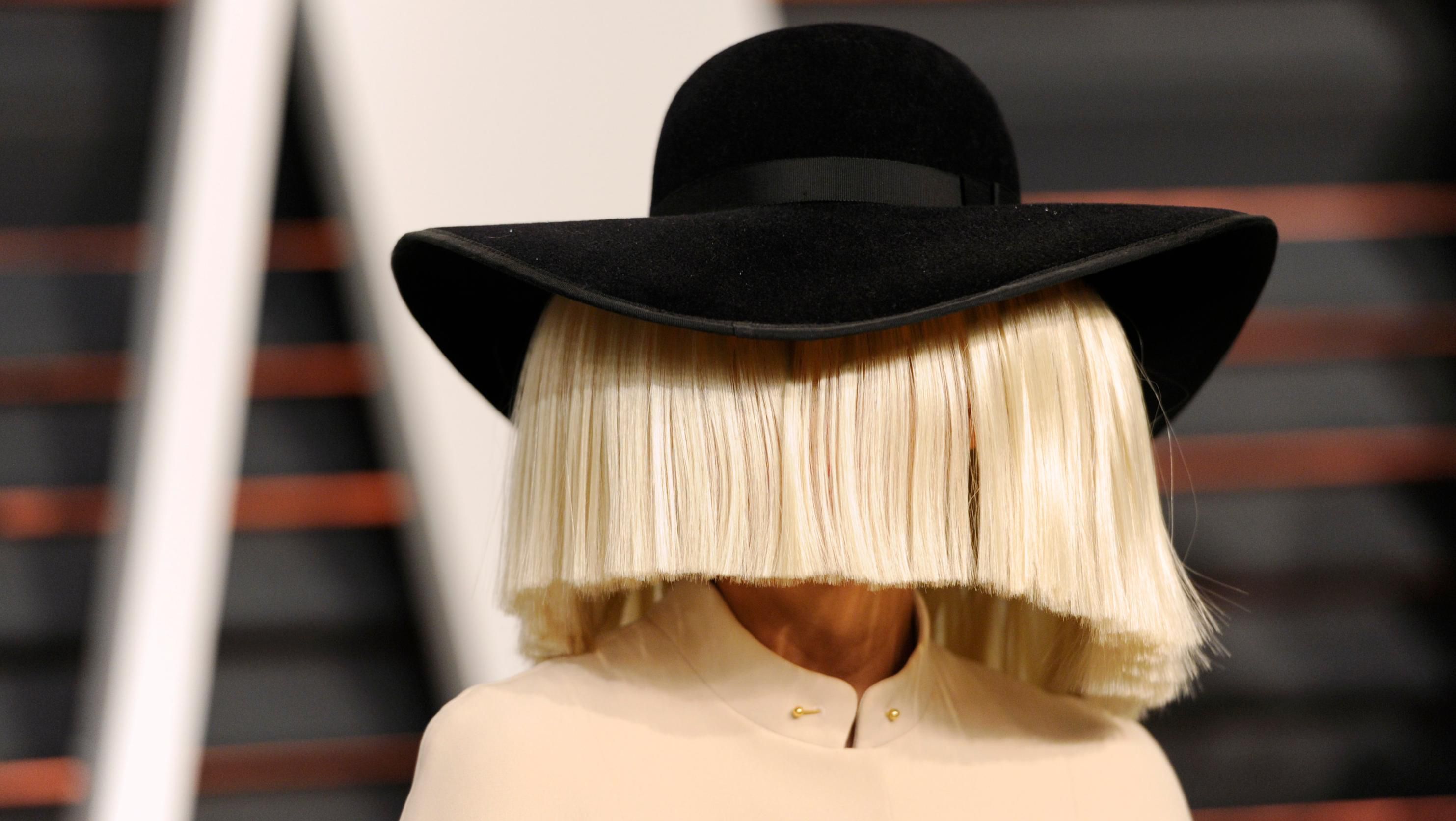 Sia shares nude image of herself before paparazzi can sell it – Action News  Jax