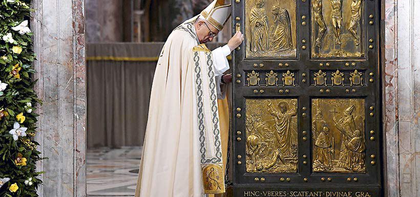 pope-francis-closes-the-holy-door-to-mark-t-35689650