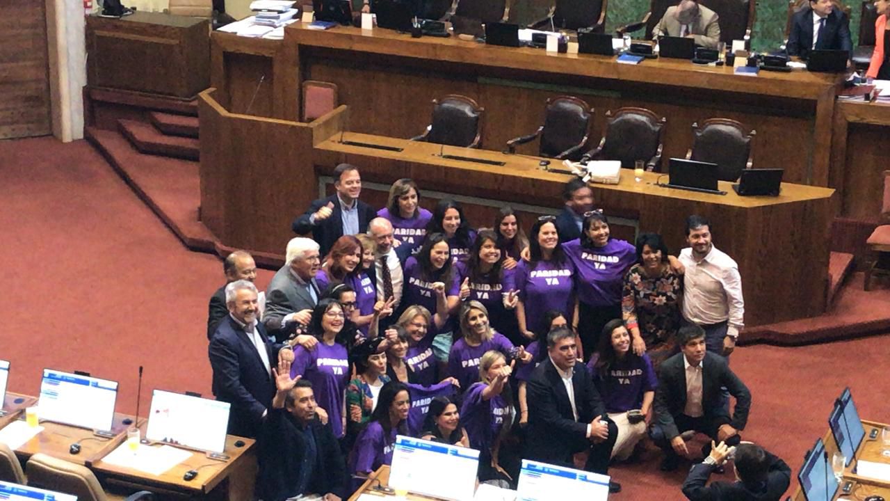 Diputadas celebran aprobación de proyecto de paridad.