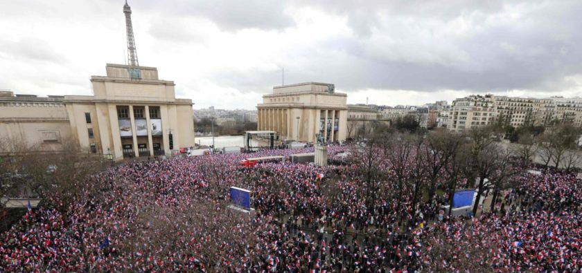 Supporters-holding-Fr-18380151-e1488739126779-840x395.jpg