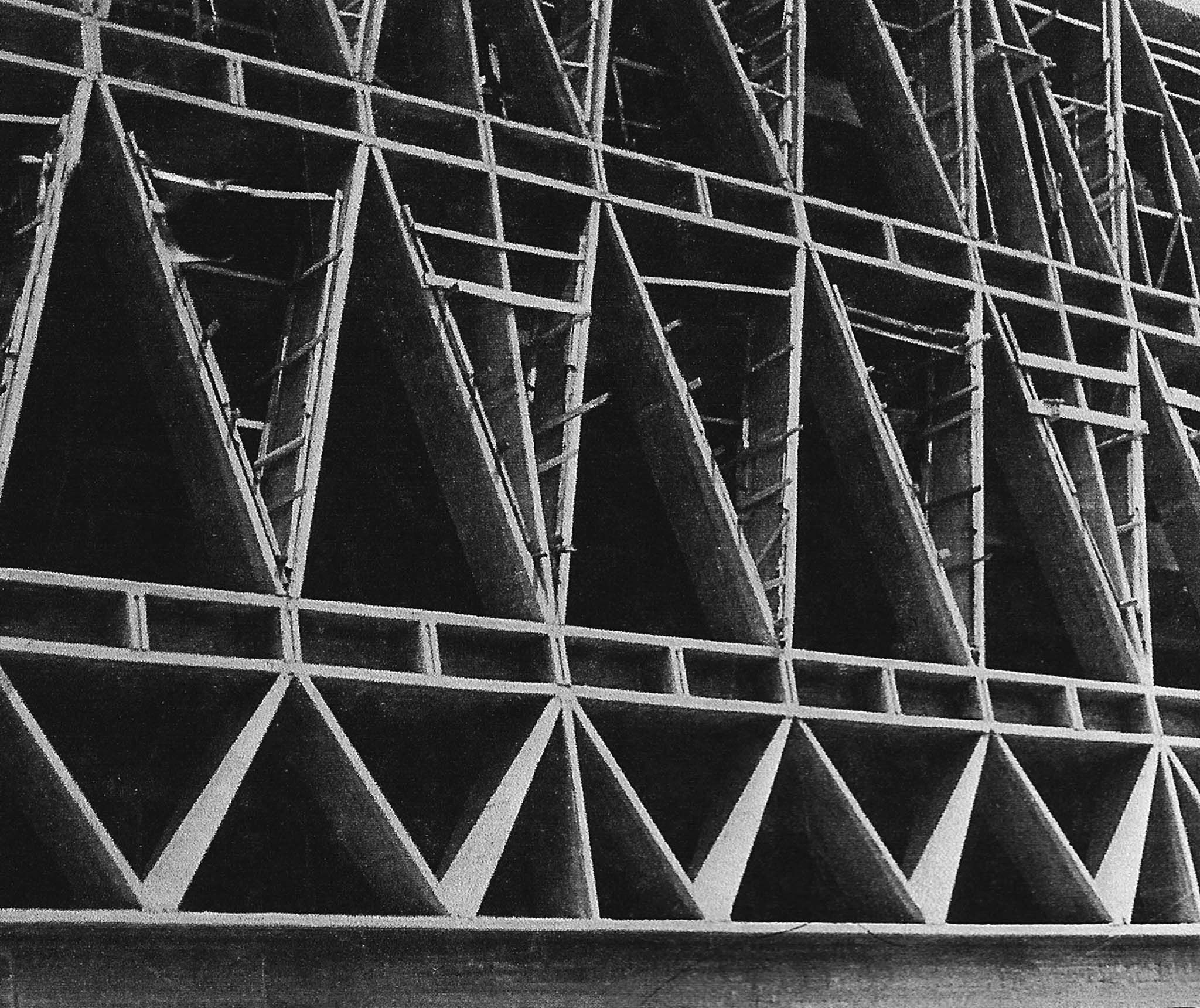 Fachada reticular en hormigón visto en construcción, imagen “Central Clasificadora de Correos de Santiago. I etapa”, Teobaldo Paredes, 1975.