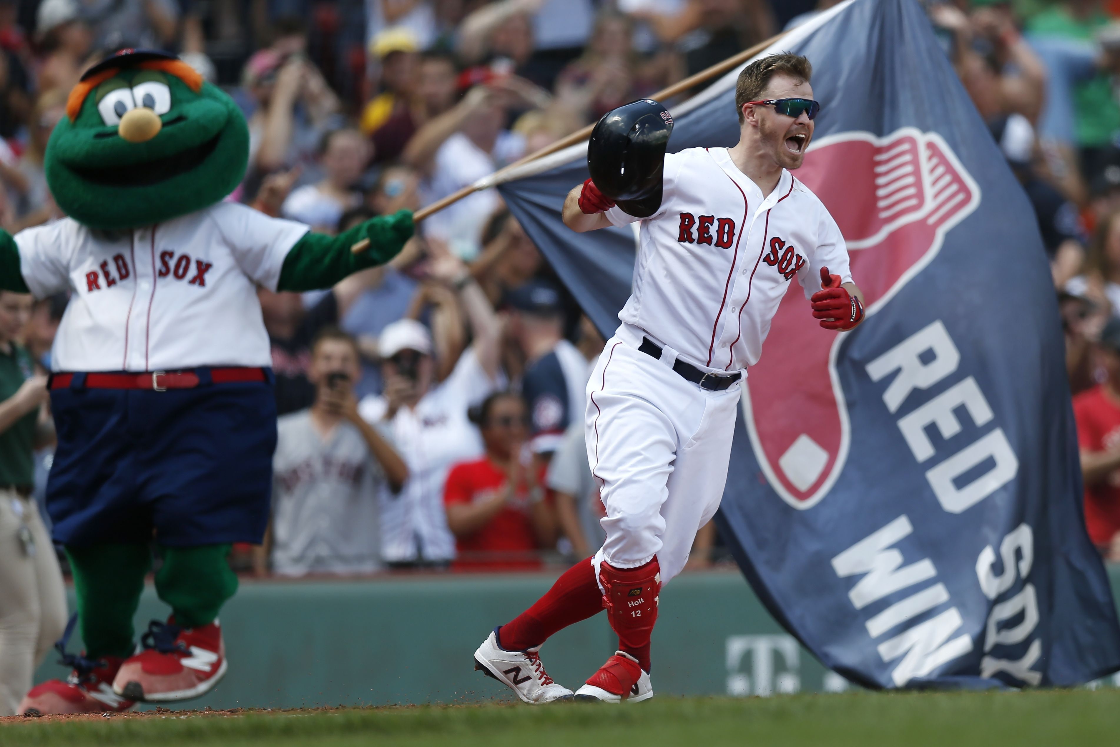 Report: Red Sox utility man Brock Holt in agreement with Brewers