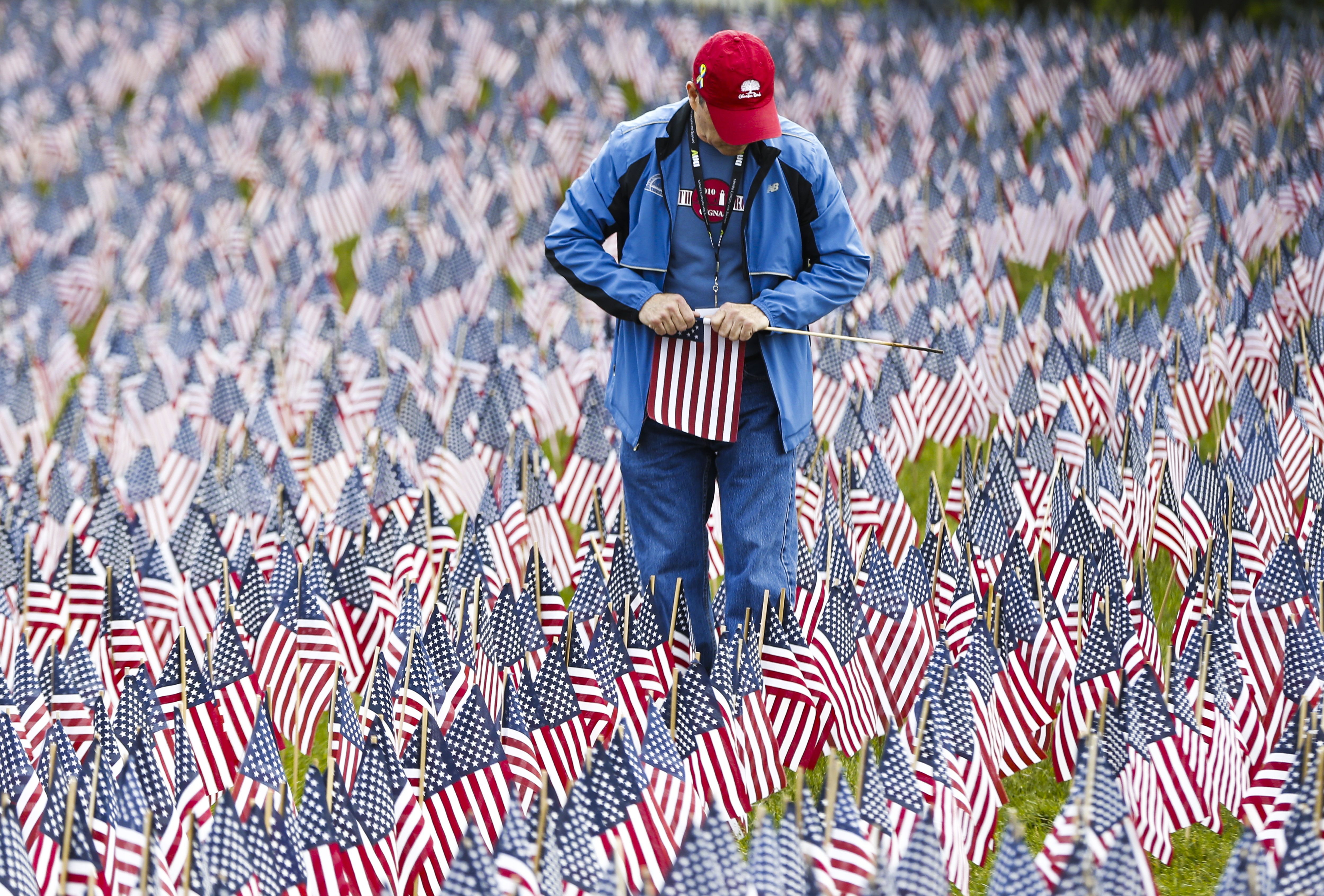 Volunteers plant 37,000 flags on Boston Common ahead of Memorial Day - The  Boston Globe