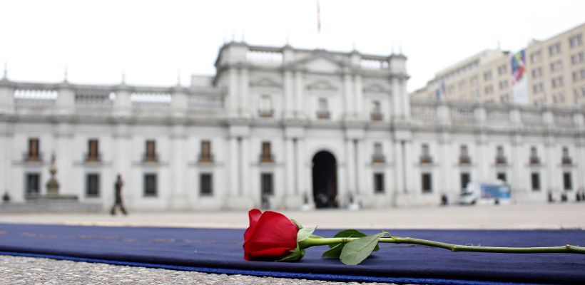 Instalan alfombra en homenaje a víctimas de la dictadura