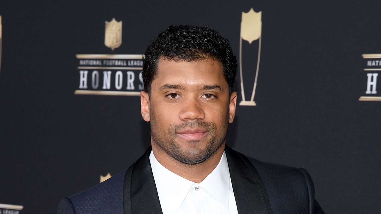 Seahawks QB Russell Wilson gifts his offensive linemen $12,000 each in   stock