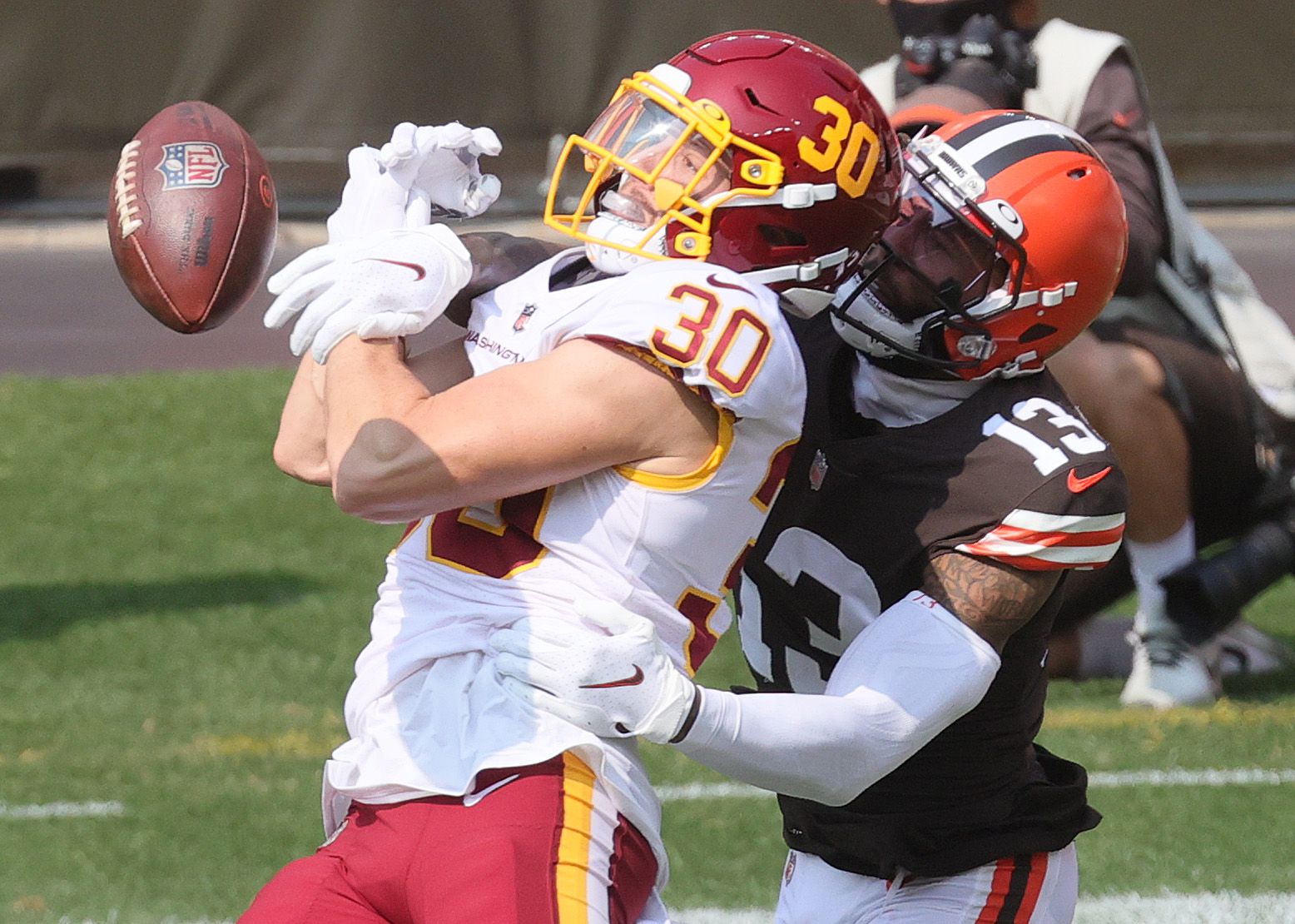 Kareem Hunt, Denzel Ward, Joel Bitonio among Browns players idle with  injuries Wednesday in practice for Cowboys 