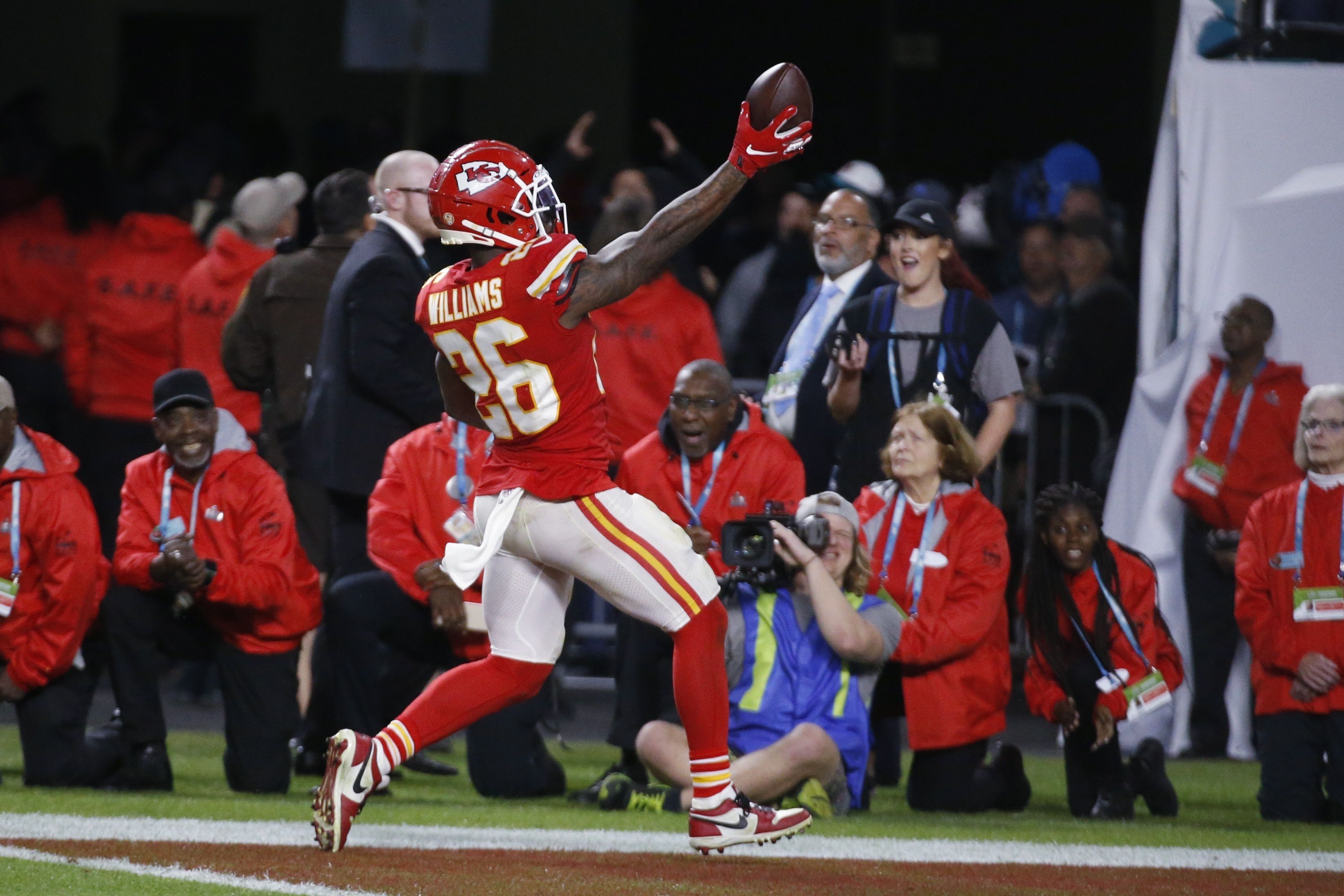 Patrick Mahomes Leads Epic Rally as Chiefs Beat 49ers 31-20 to Win