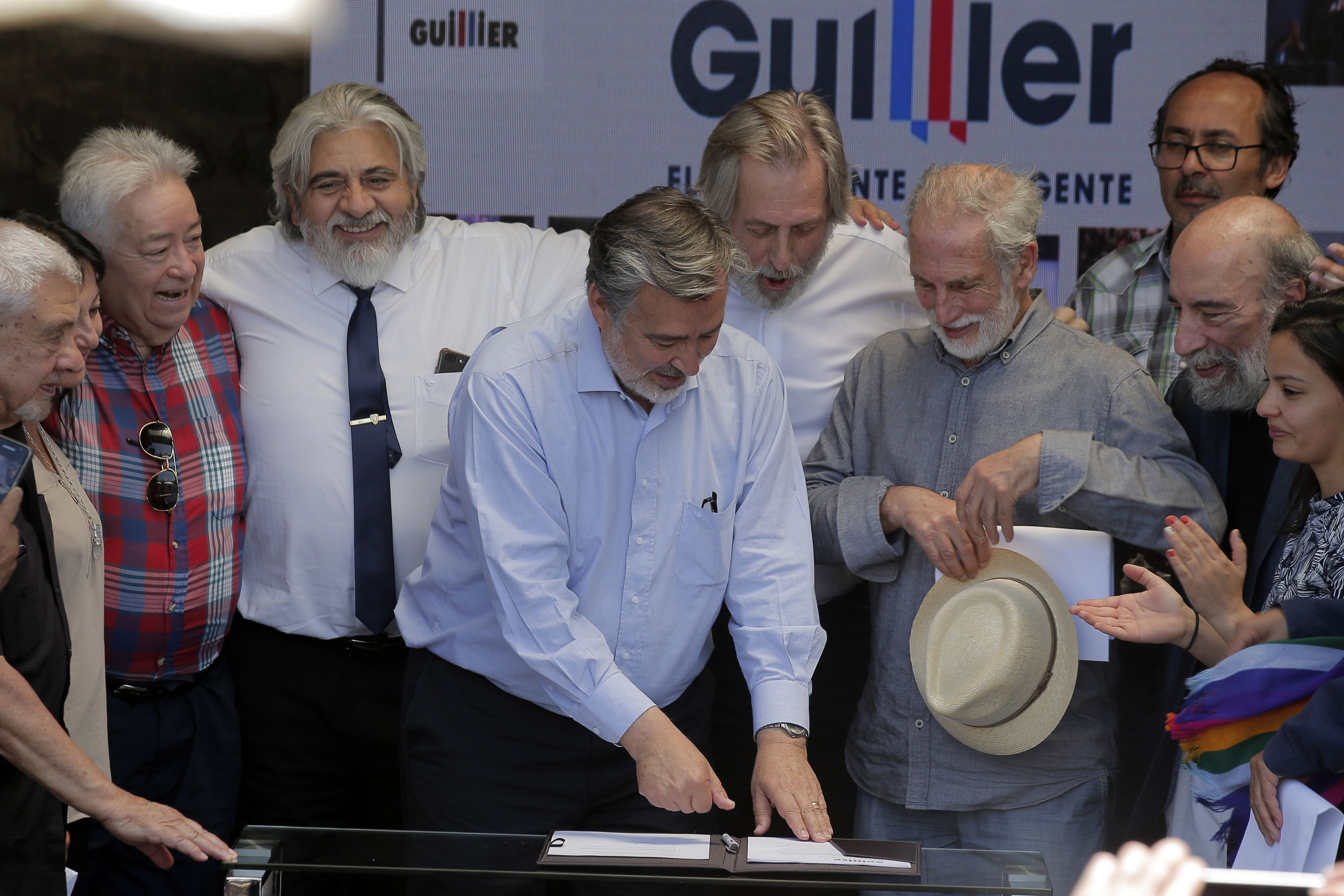 Candidato Presidencial Alejandro Guillier firma compromiso con la cultura.