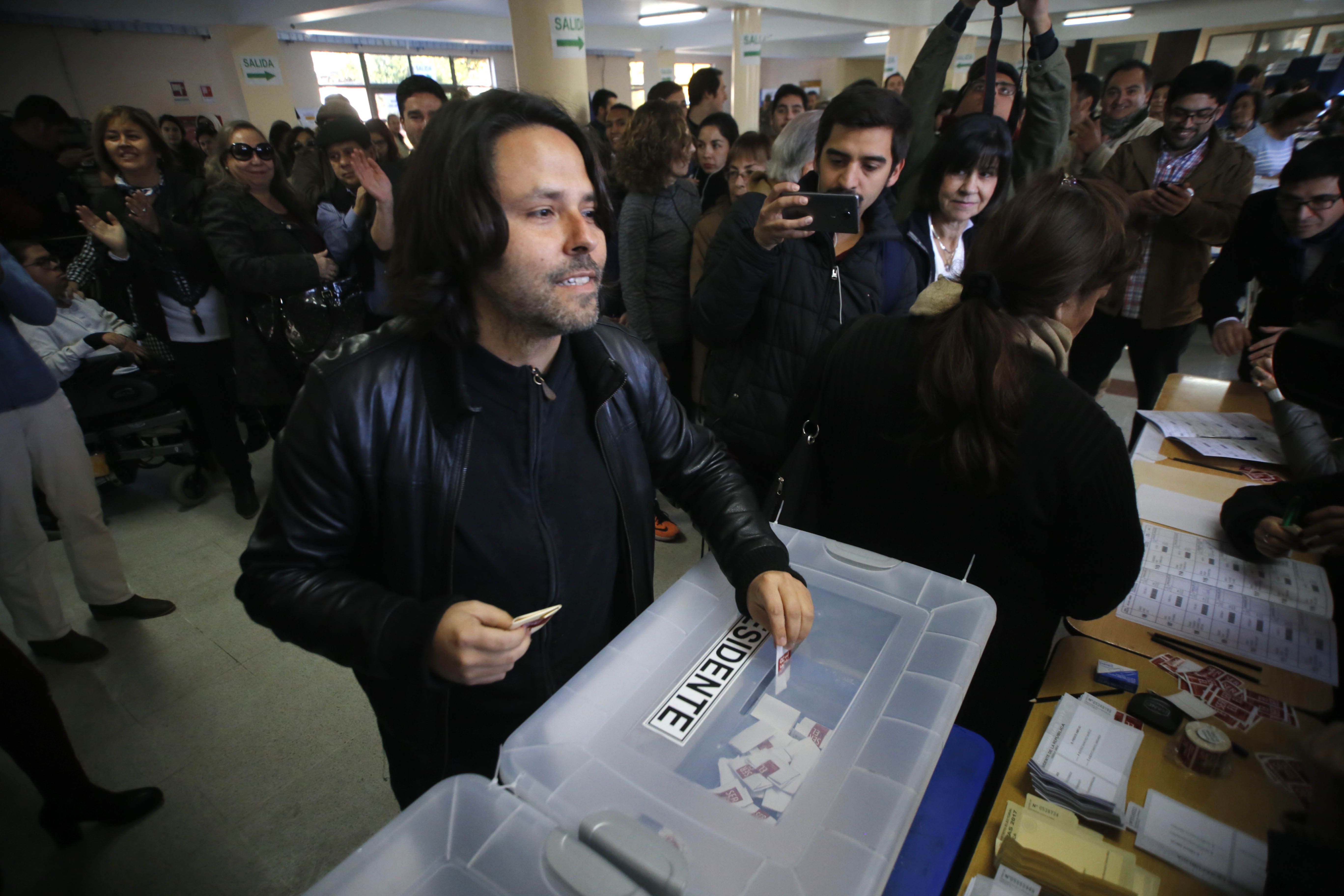 El Candidato a la presidencia Alberto Mayol emite su Voto