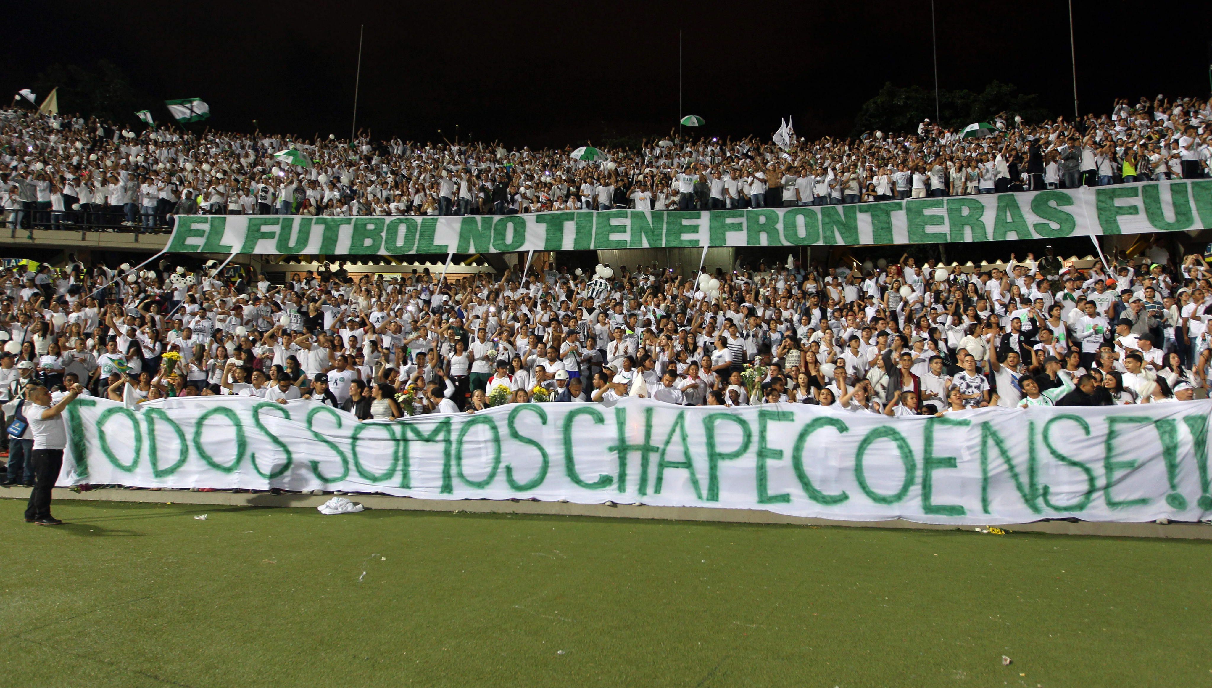 EN ESTADIO ATANASIO GIRARDOT HASTA LA BANDERA RINDE HOMENAJE AL CHAPECOENSE