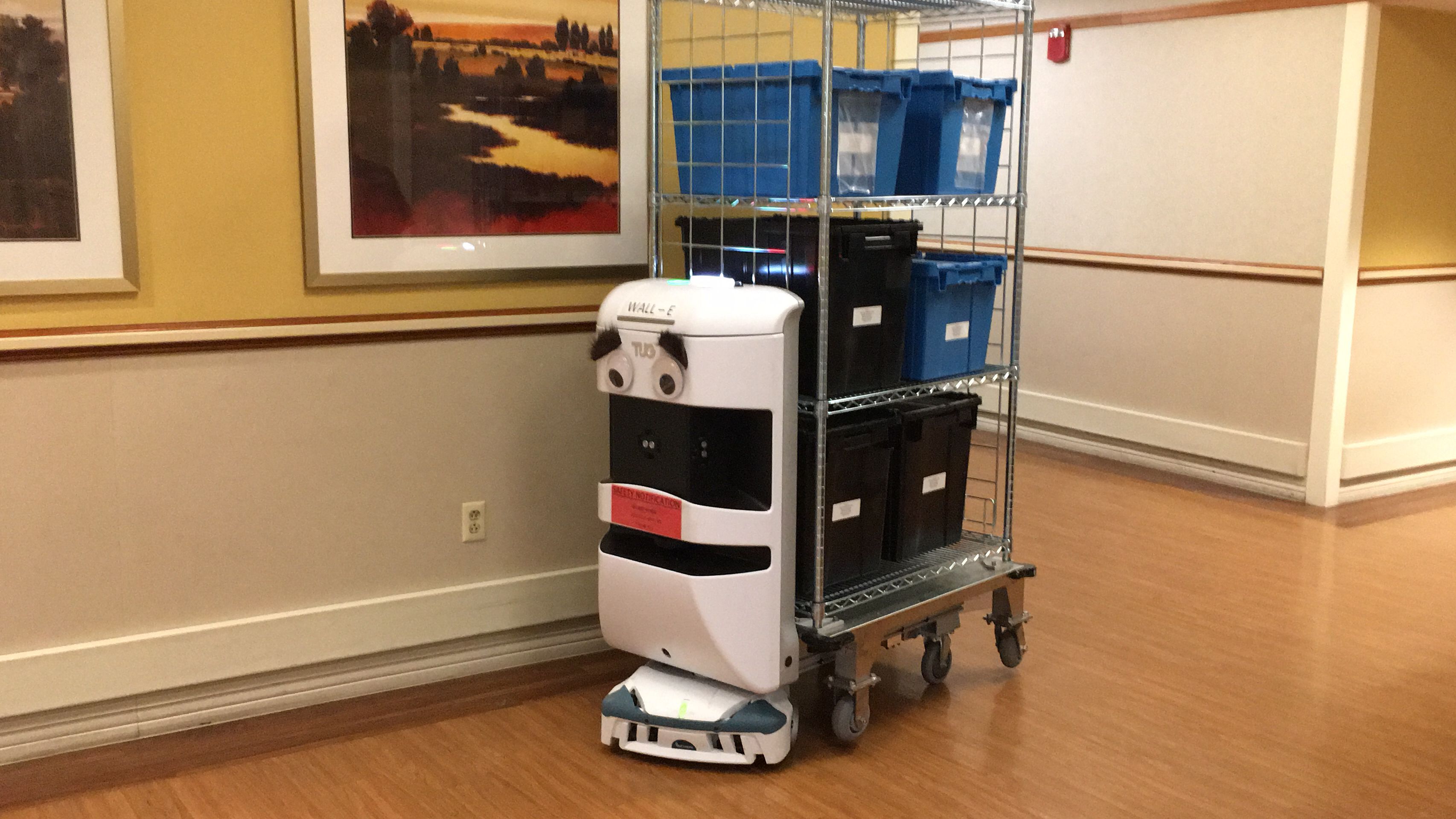 Jernbanestation opdragelse Produkt Robots at Kettering Medical Center | Dayton, Ohio