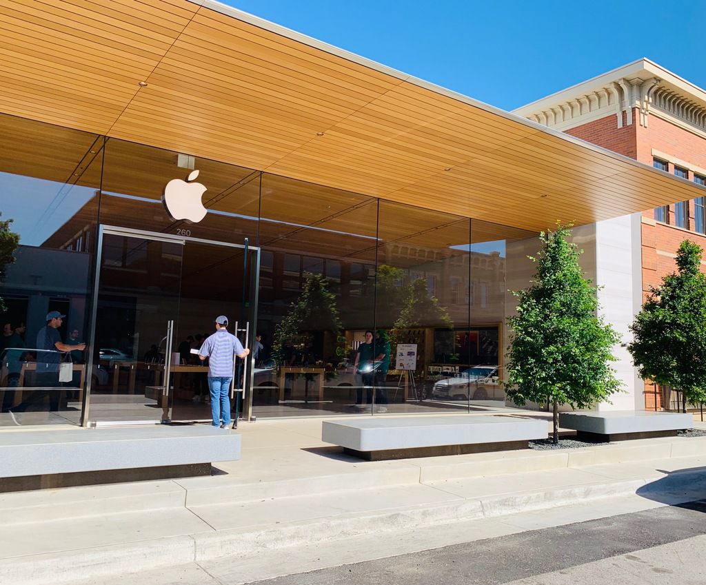 Apple store in Texas closes in Covid outbreak