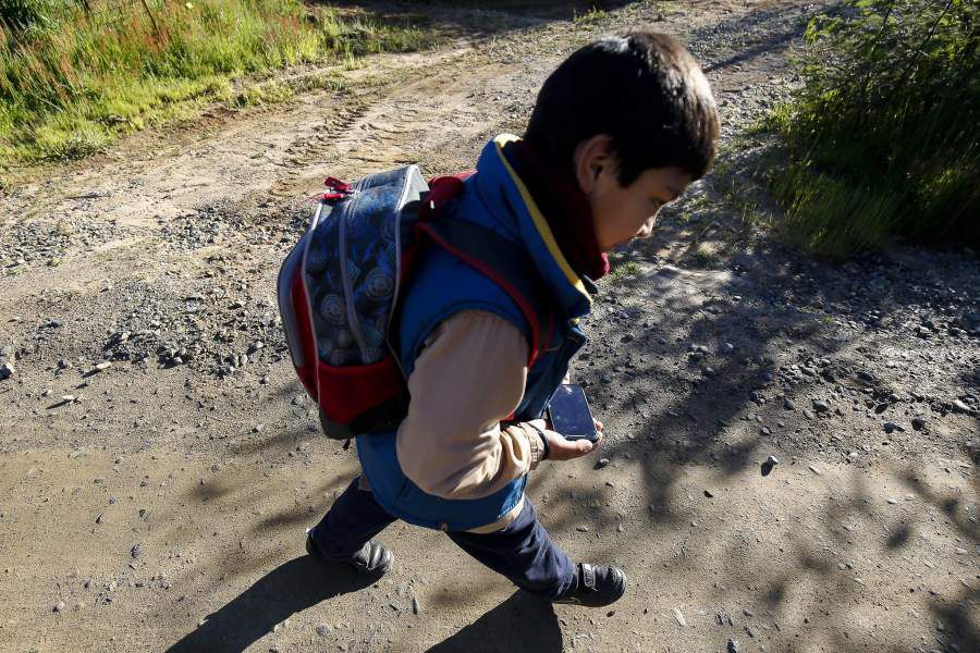 Maximiliano-García-Niño-recorre-cinco-kms-para-llegar-a-su-escuela-en-Lloicura-Tomé-12-min-900x600.jpg