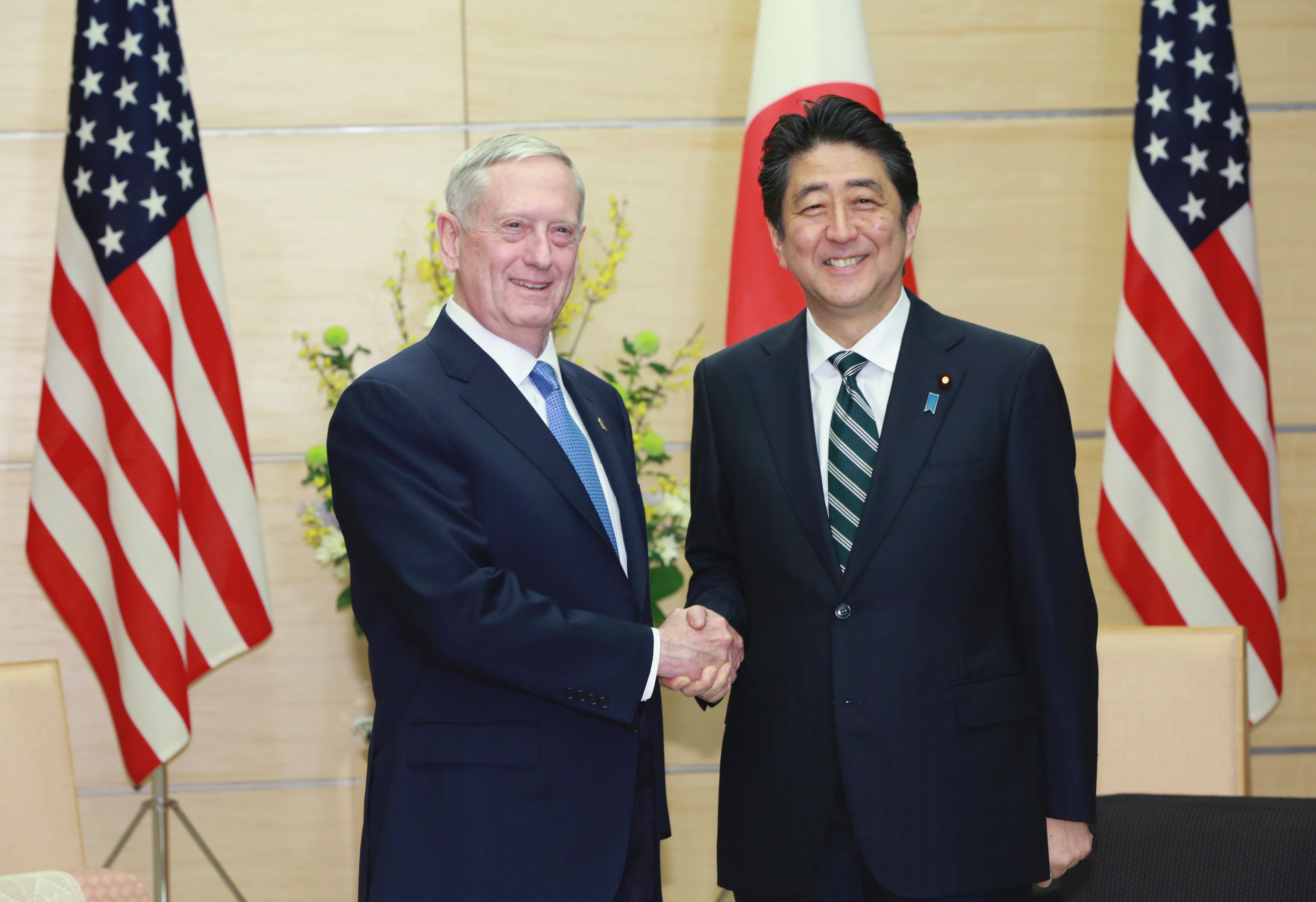 US Defense Secretary James Mattis (L) and Japanese Prime Minister Shi